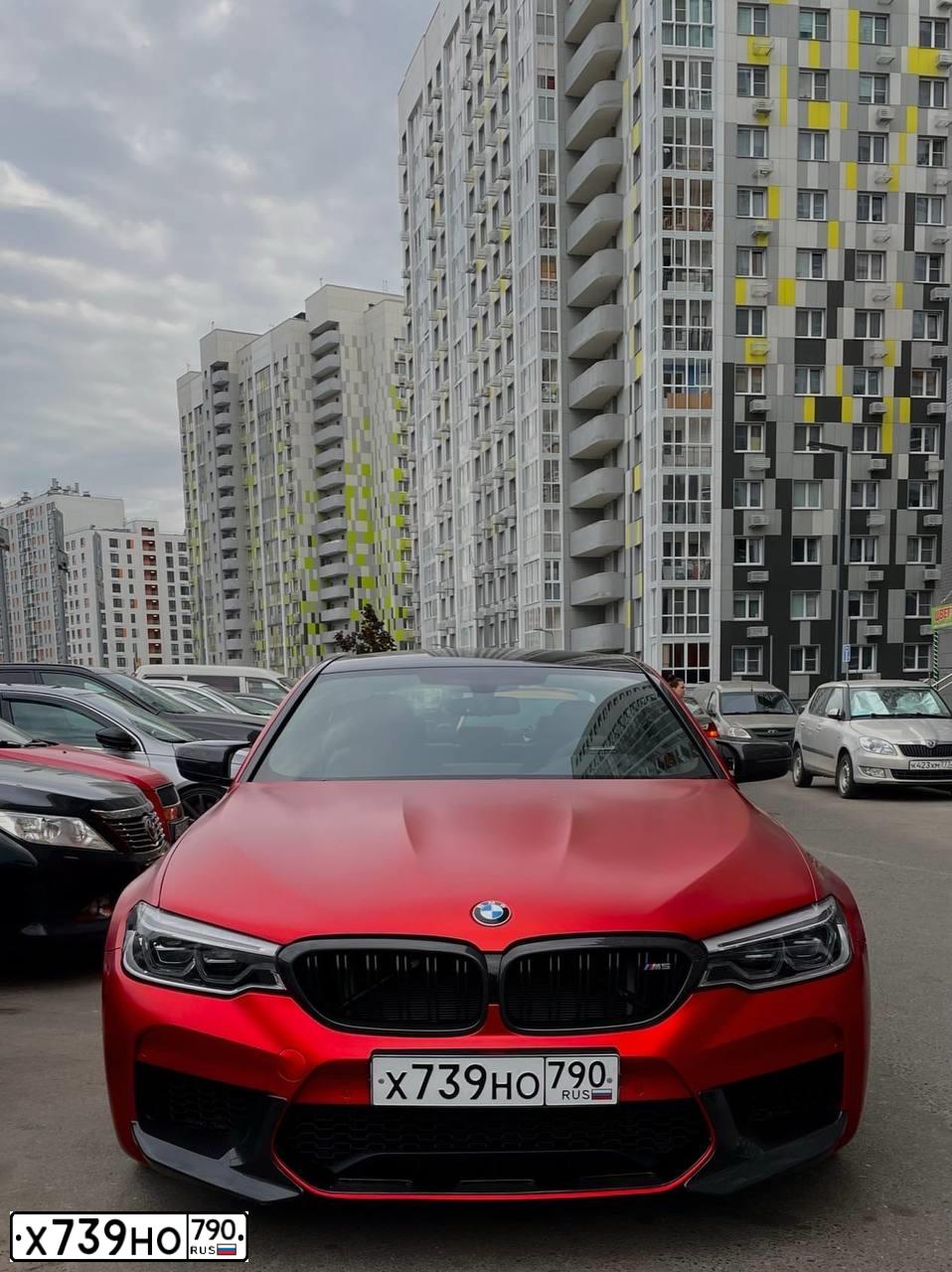 Фото автомобиля BMW 540I, 2017 — госномер К002РС66. Цвет: ФИОЛЕТОВЫЙ