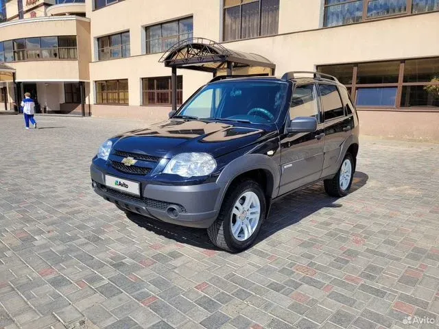 Фото автомобиля CHEVROLET NIVA, 2012 — госномер Е241НО156. Цвет: Черно-синий металлик