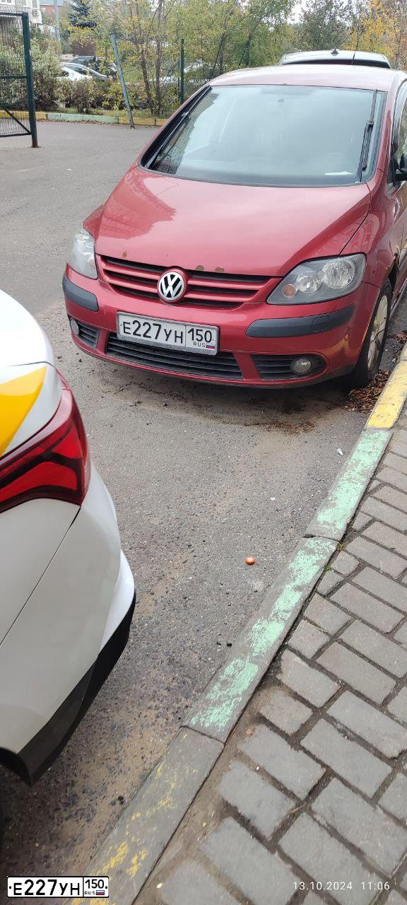 Фото автомобиля VOLKSWAGEN GOLF PLUS, 2008 — госномер Е227УН150. Цвет: КРАСНЫЙ