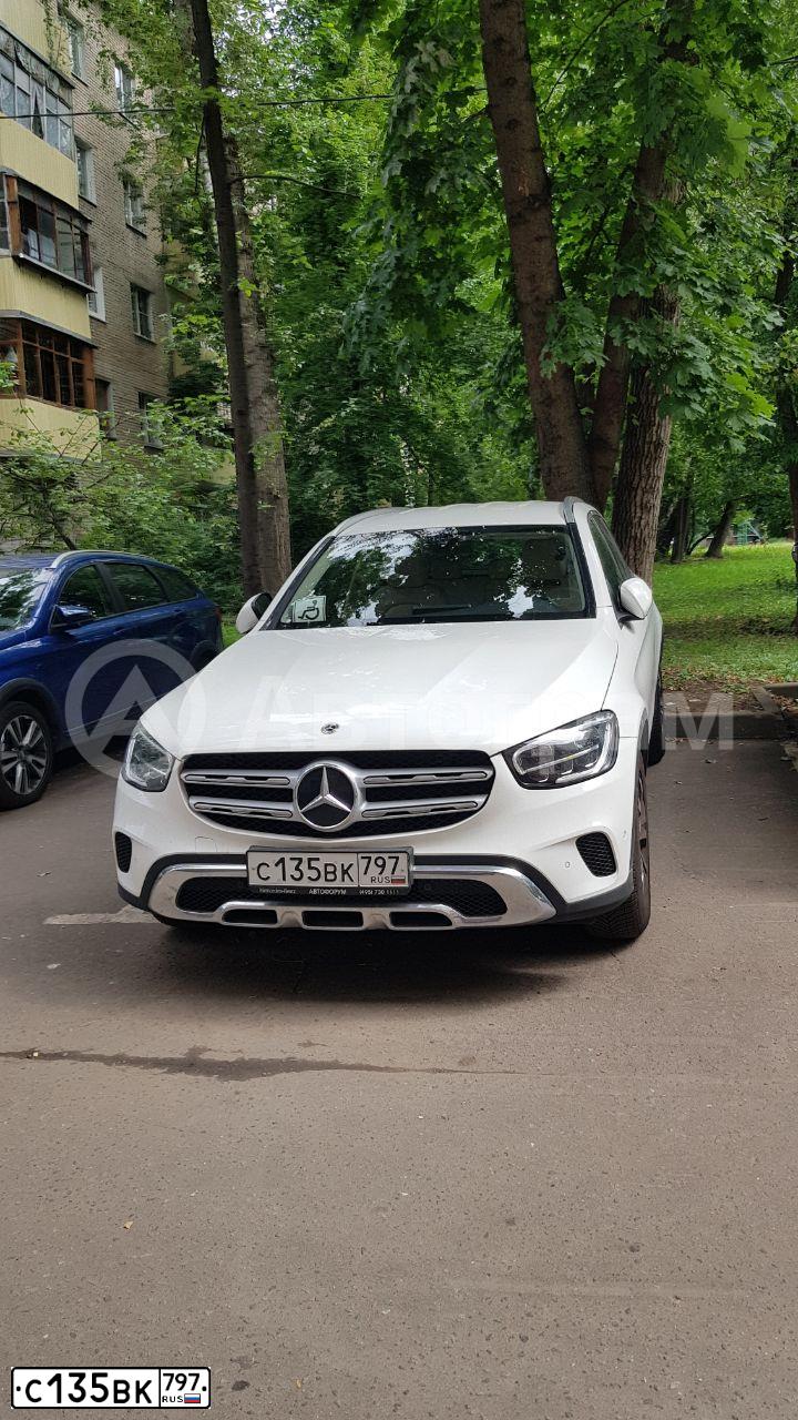 Фото автомобиля МЕРСЕДЕС-БЕНЦ GLC 220 D 4MATIC, 2021 — госномер С135ВК797. Цвет: Белый