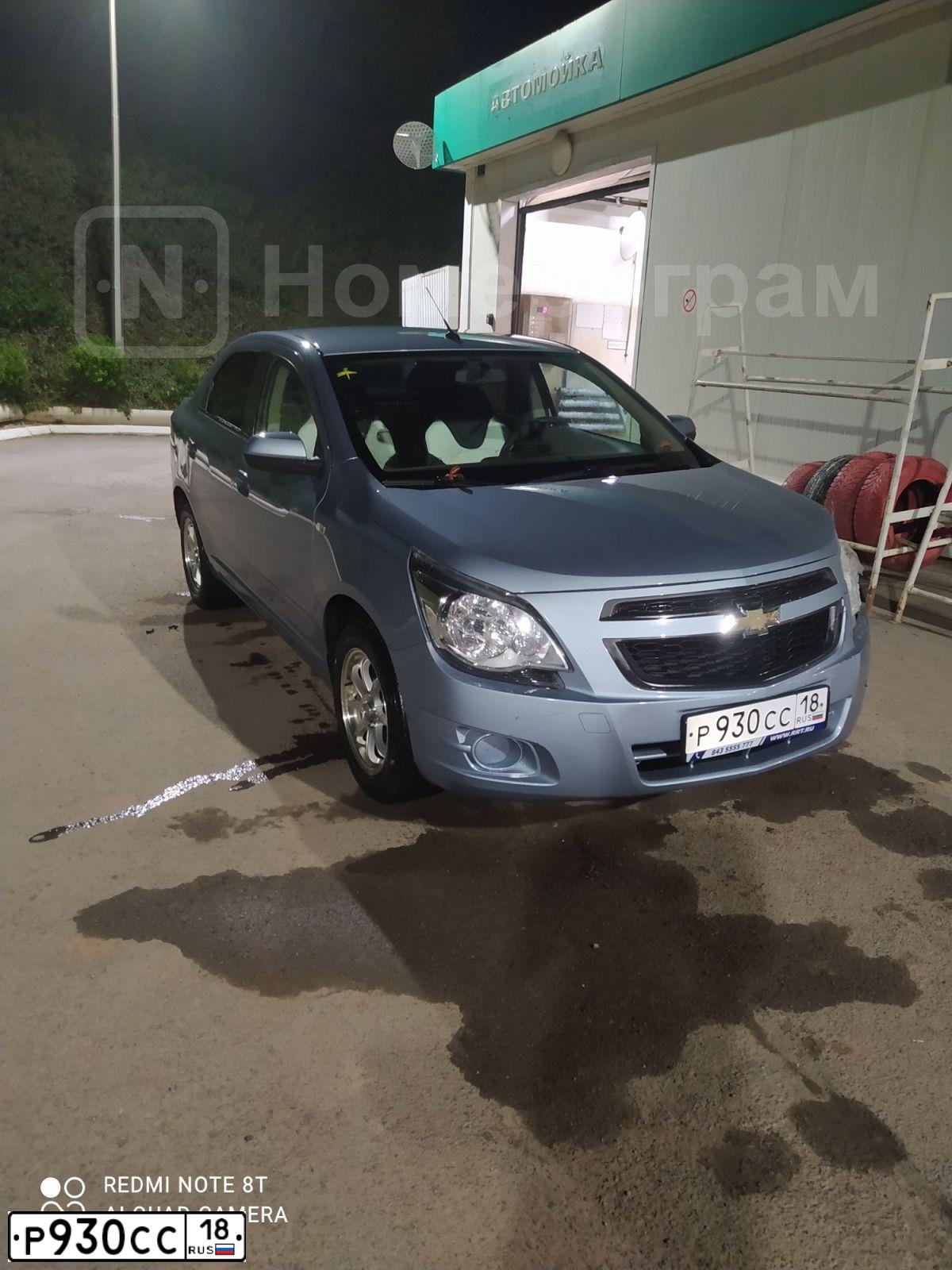 Фото автомобиля CHEVROLET COBALT, 2013 — госномер Р930СС18. Цвет: СВЕТЛО-СЕРЫЙ
