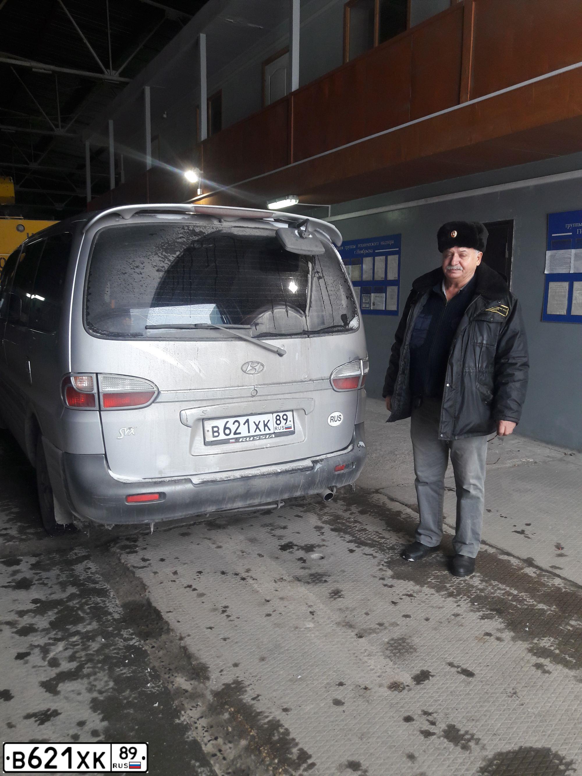 Фото автомобиля HYUNDAI H 1/H 100/STAREX, 2003 — госномер В621ХК89. Цвет: СЕРЫЙ