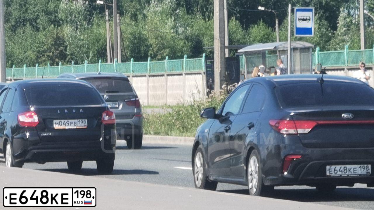 Фото автомобиля KIA RIO, 2019 — госномер Е648КЕ198. Цвет: ЧЕРНЫЙ