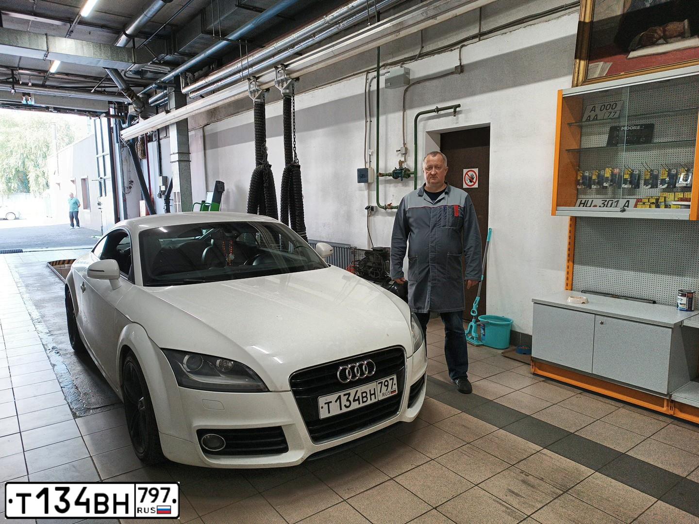 Фото автомобиля AUDI TT, 2010 — госномер Т134ВН797. Цвет: Белый