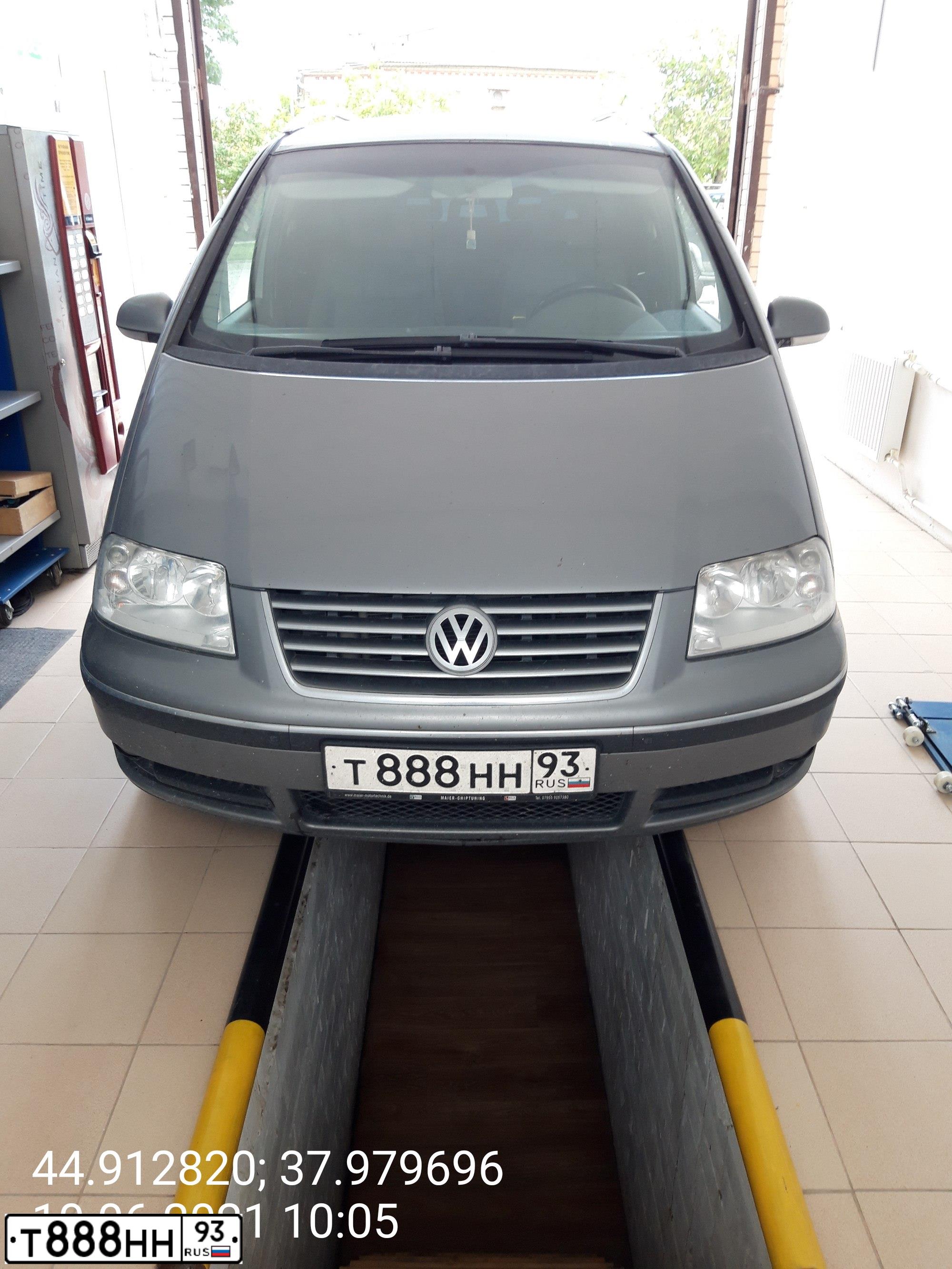 Фото автомобиля VOLKSWAGEN SHARAN, 2004 — госномер Т888НН93. Цвет: Серый