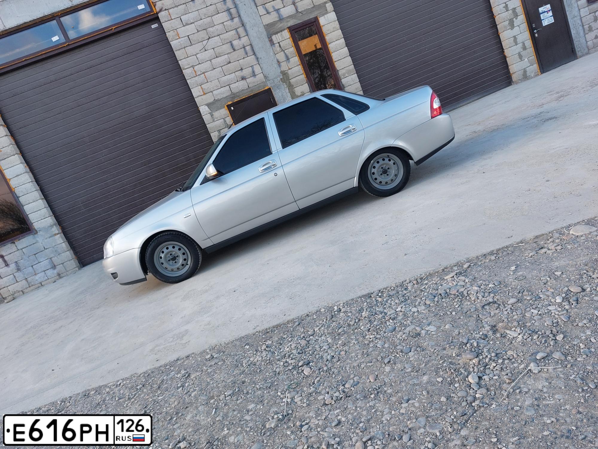 Фото автомобиля LADA 2170 PRIORA, 2007 — госномер Е616РН126. Цвет: СЕРЫЙ