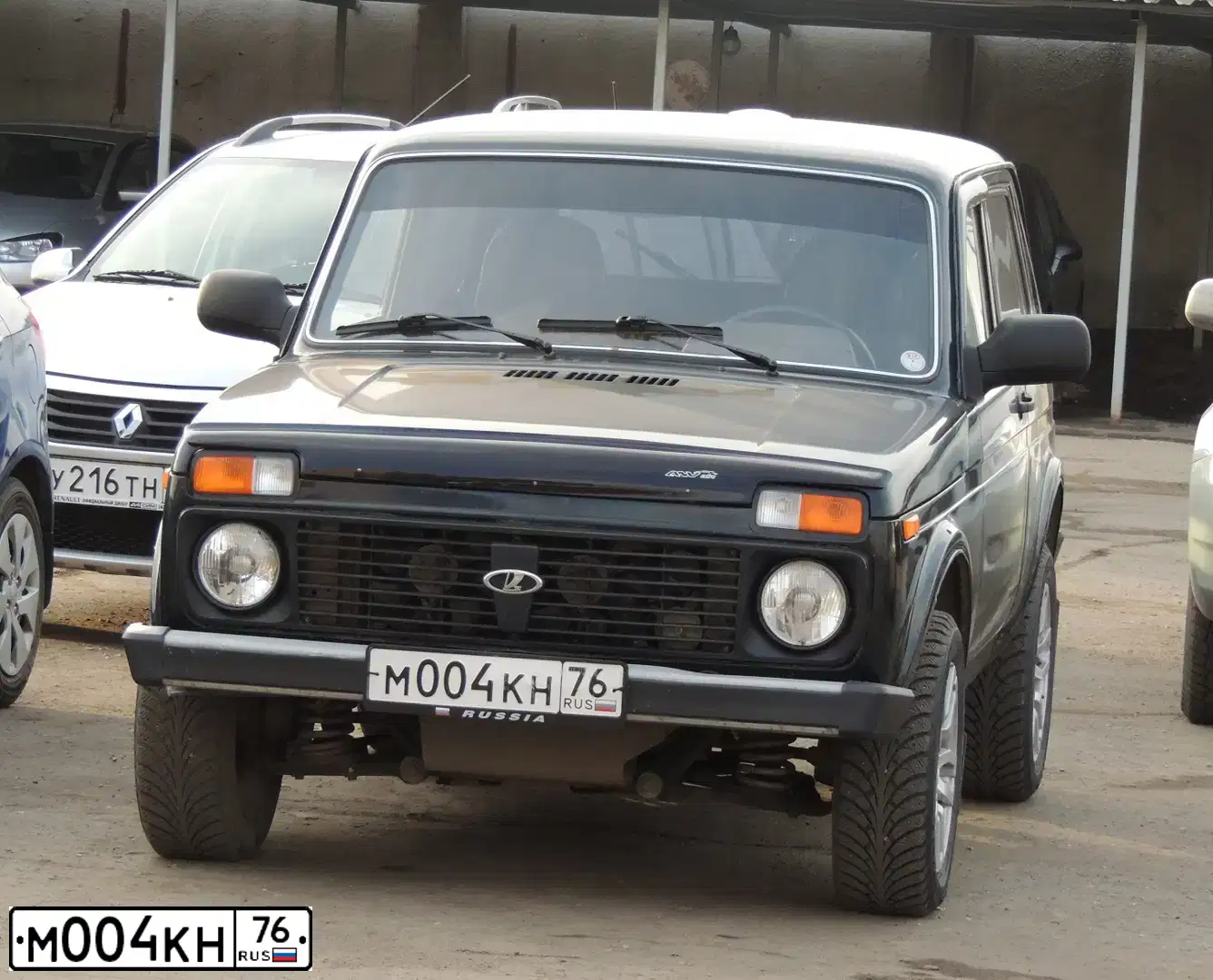 Фото автомобиля LADA 2121 NIVA, 2012 — госномер М004КН76. Цвет: Темно-зеленый
