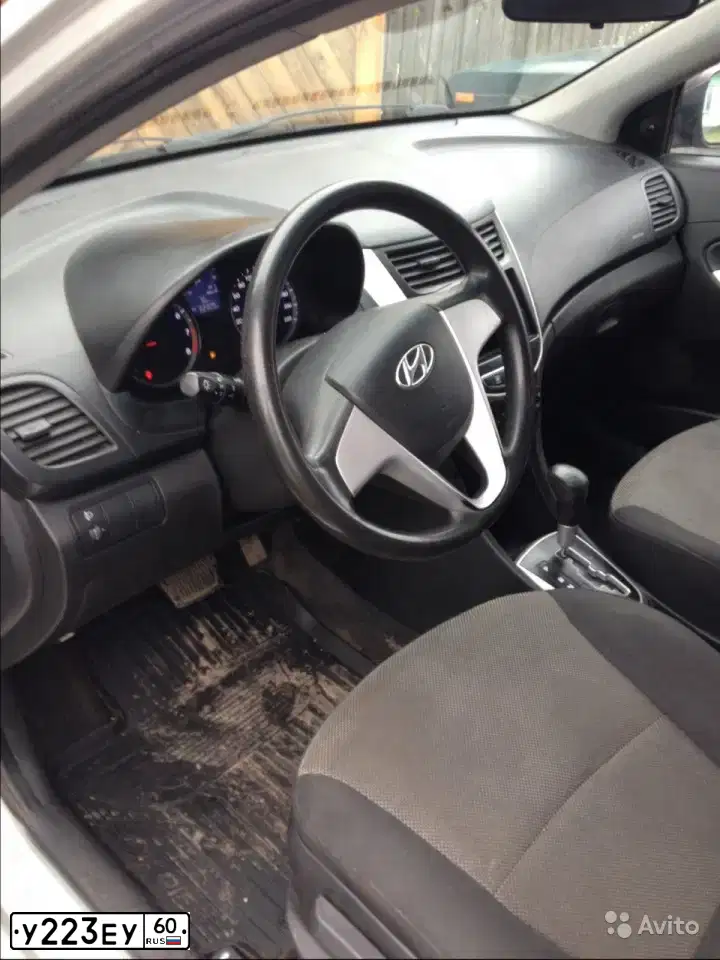 Фото автомобиля HYUNDAI SOLARIS, 2011 — госномер У223ЕУ60. Цвет: серебристый