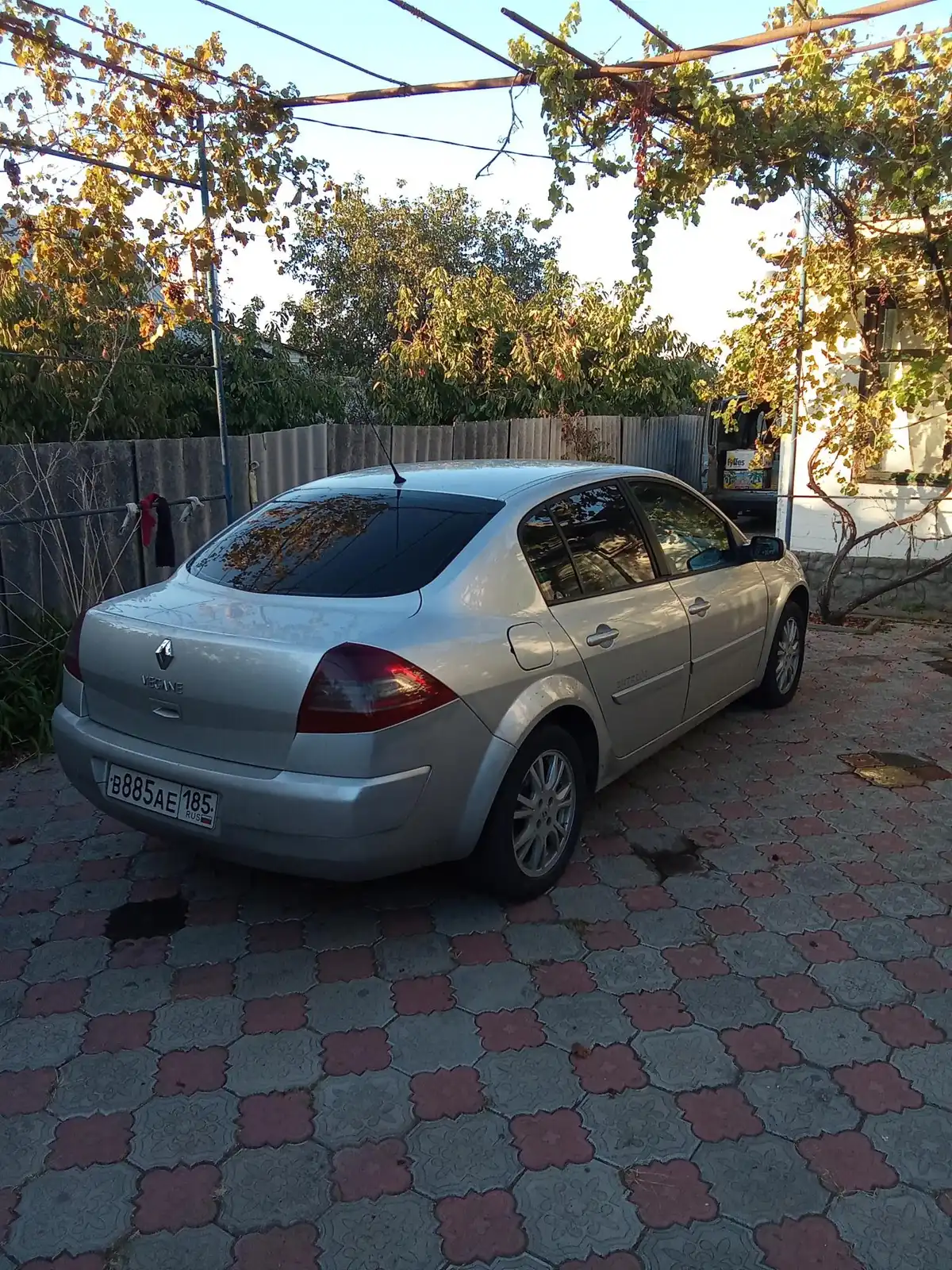Фото автомобиля RENAULT MEGANE, 2008 — госномер В885АЕ185. Цвет: Серебристый