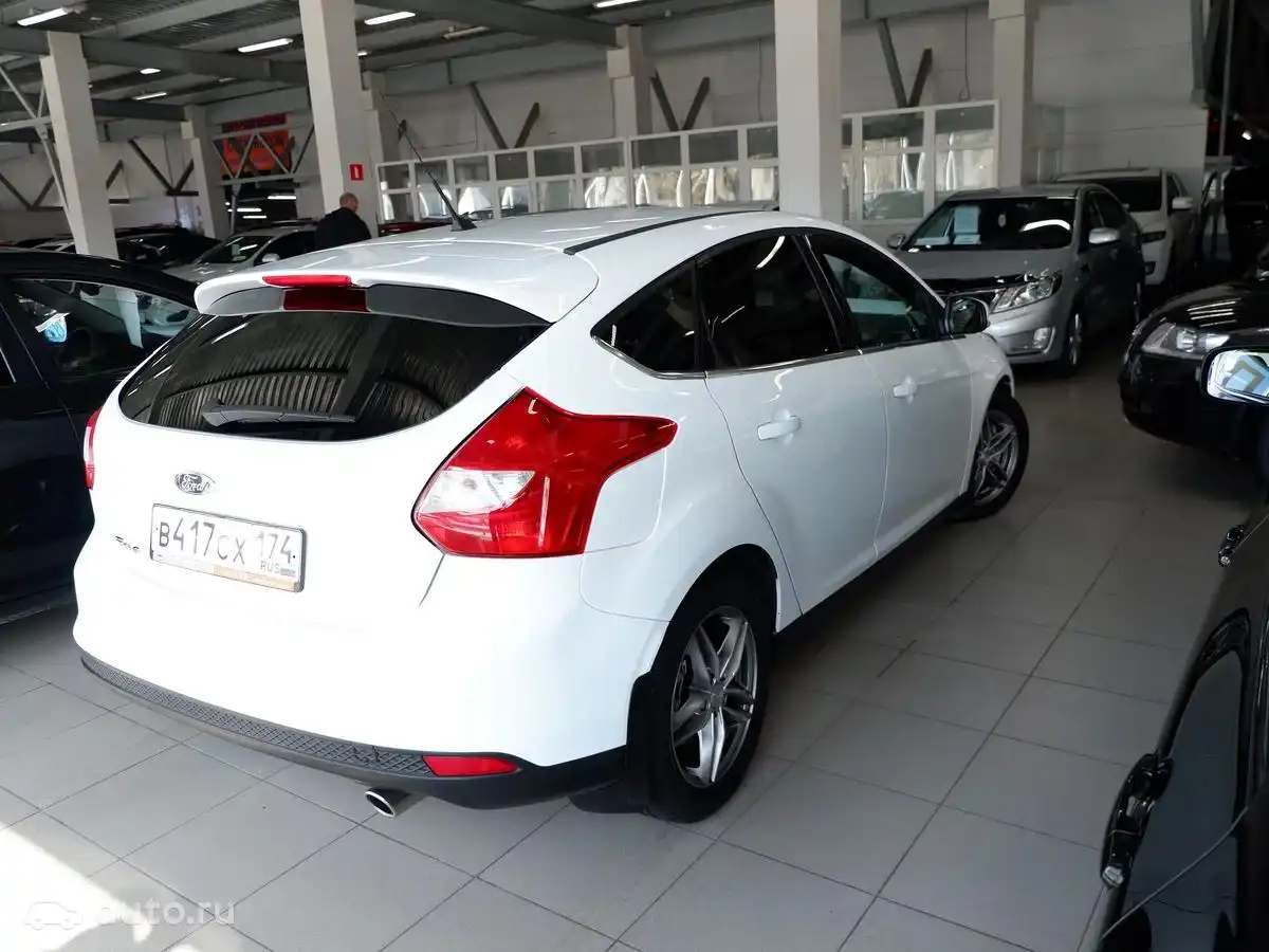 Фото автомобиля FORD FOCUS, 2013 — госномер Х474КН196. Цвет: Белый