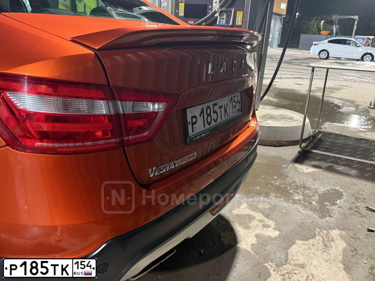 Фото автомобиля LADA VESTA, 2018 — госномер Р185ТК154. Цвет: Оранжевый