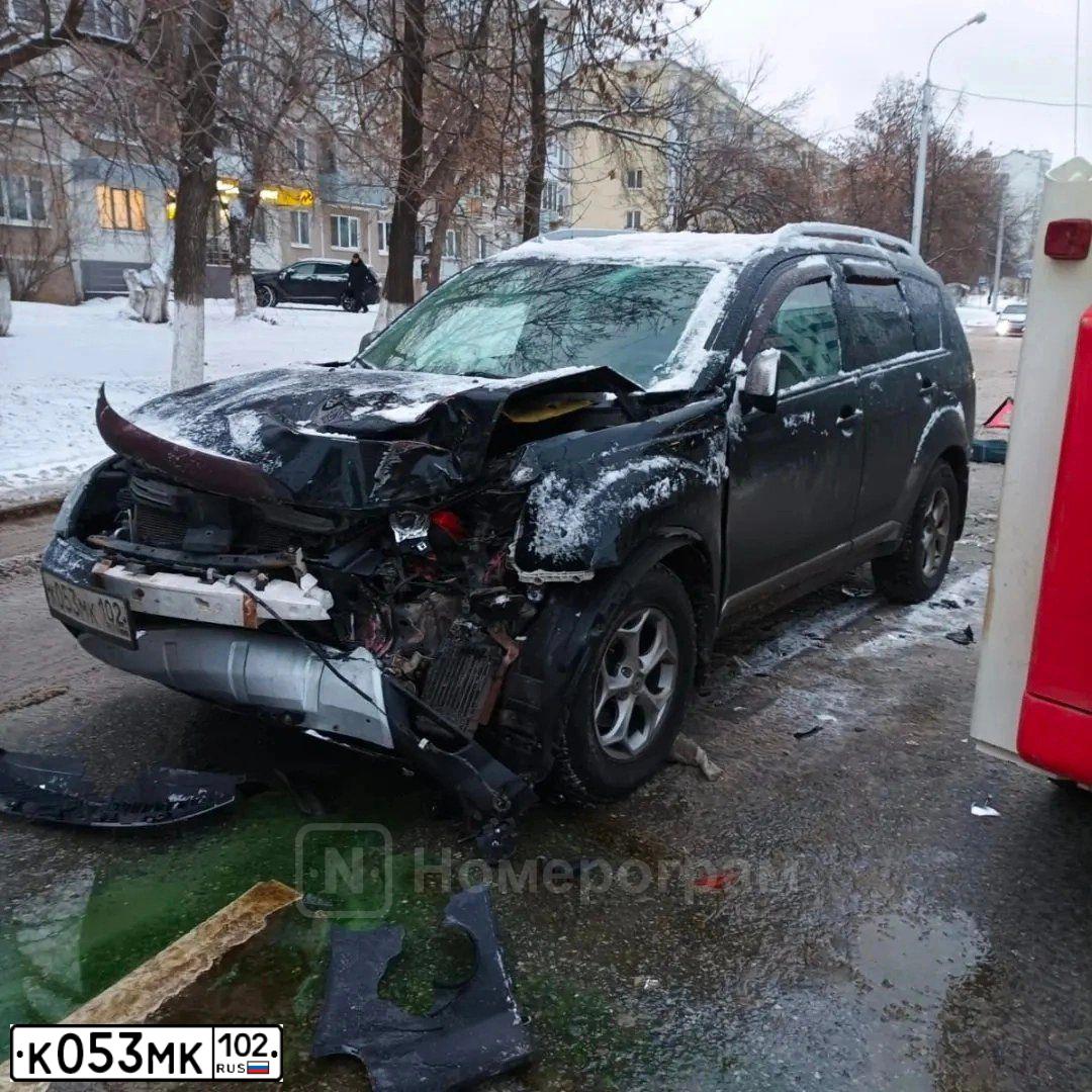 Фото автомобиля MITSUBISHI OUTLANDER, 2008 — госномер К053МК102. Цвет: ЧЕРНЫЙ