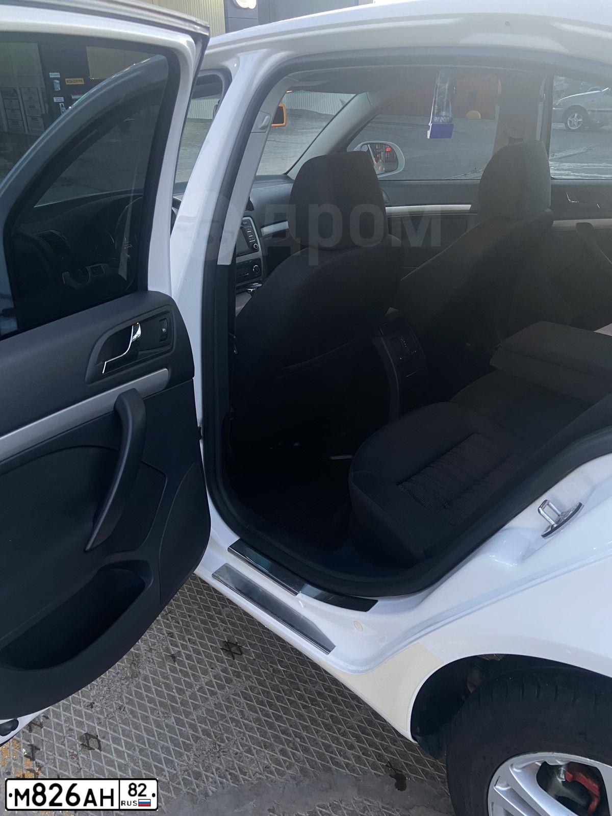 Фото автомобиля SKODA OCTAVIA, 2010 — госномер М826АН82. Цвет: Белый