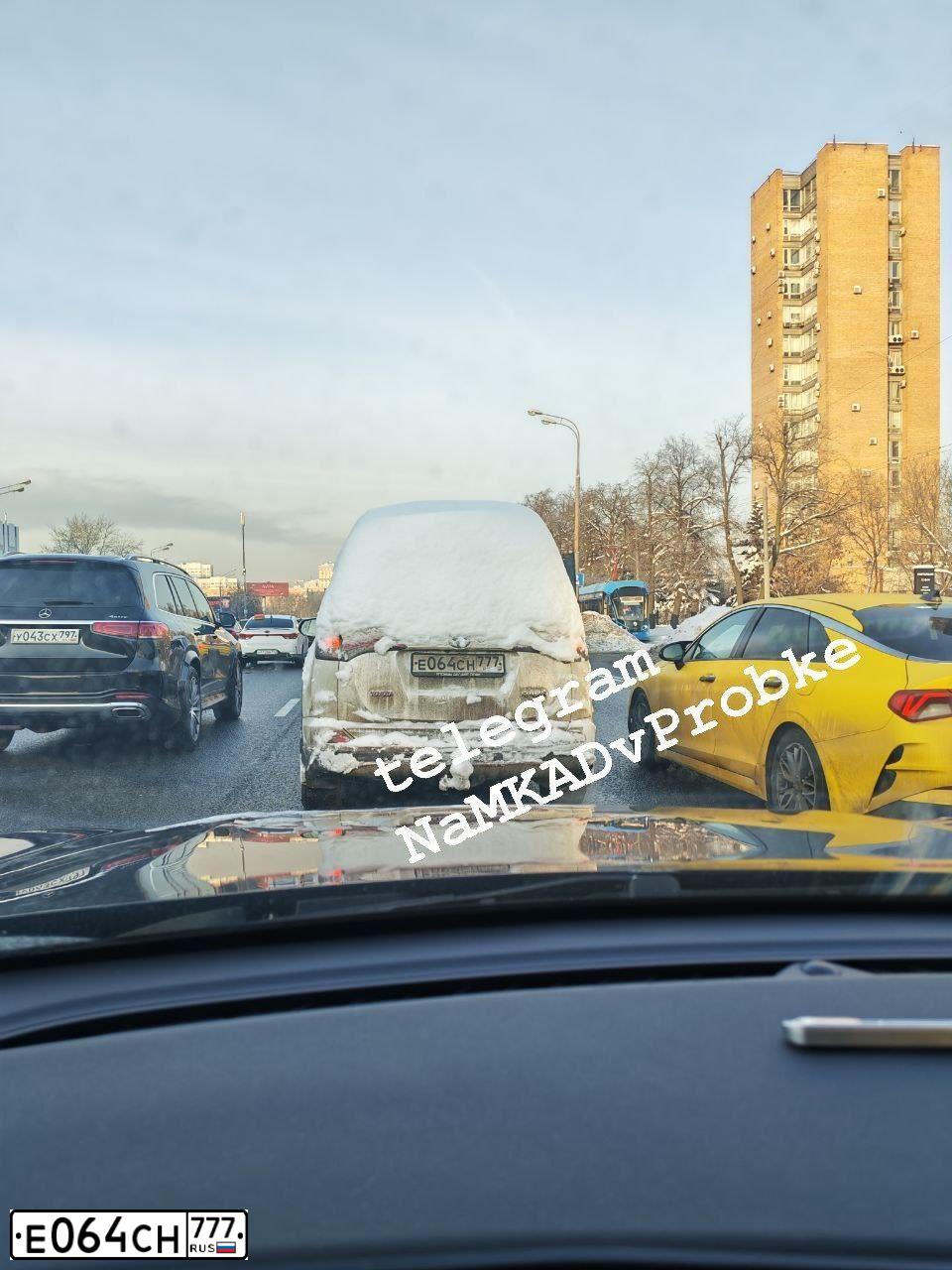 Фото автомобиля TOYOTA RAV4, 2016 — госномер Е064СН777. Цвет: БЕЛЫЙ