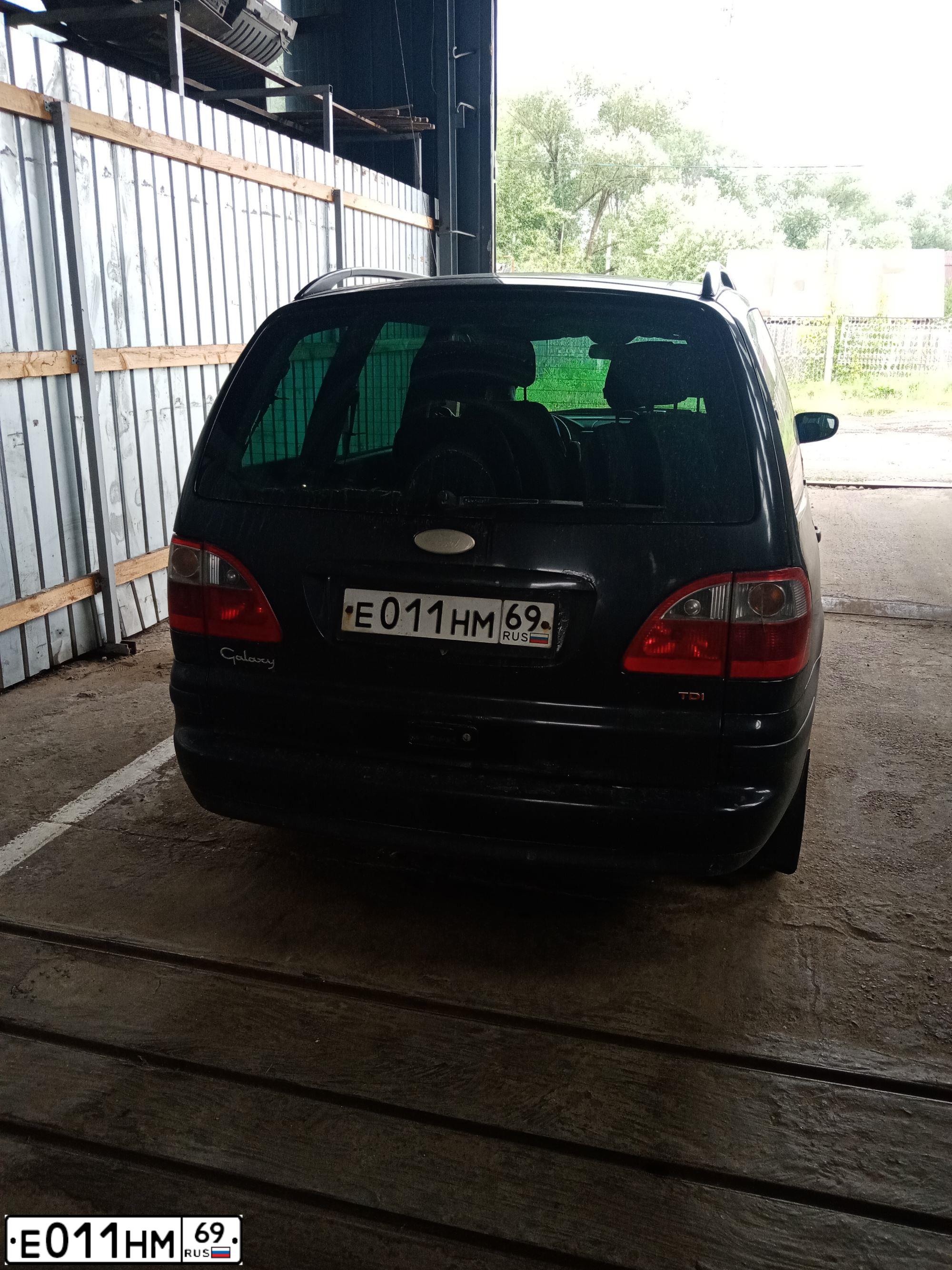 Фото автомобиля FORD GALAXY, 2004 — госномер Е011НМ69. Цвет: ЧЕРНЫЙ