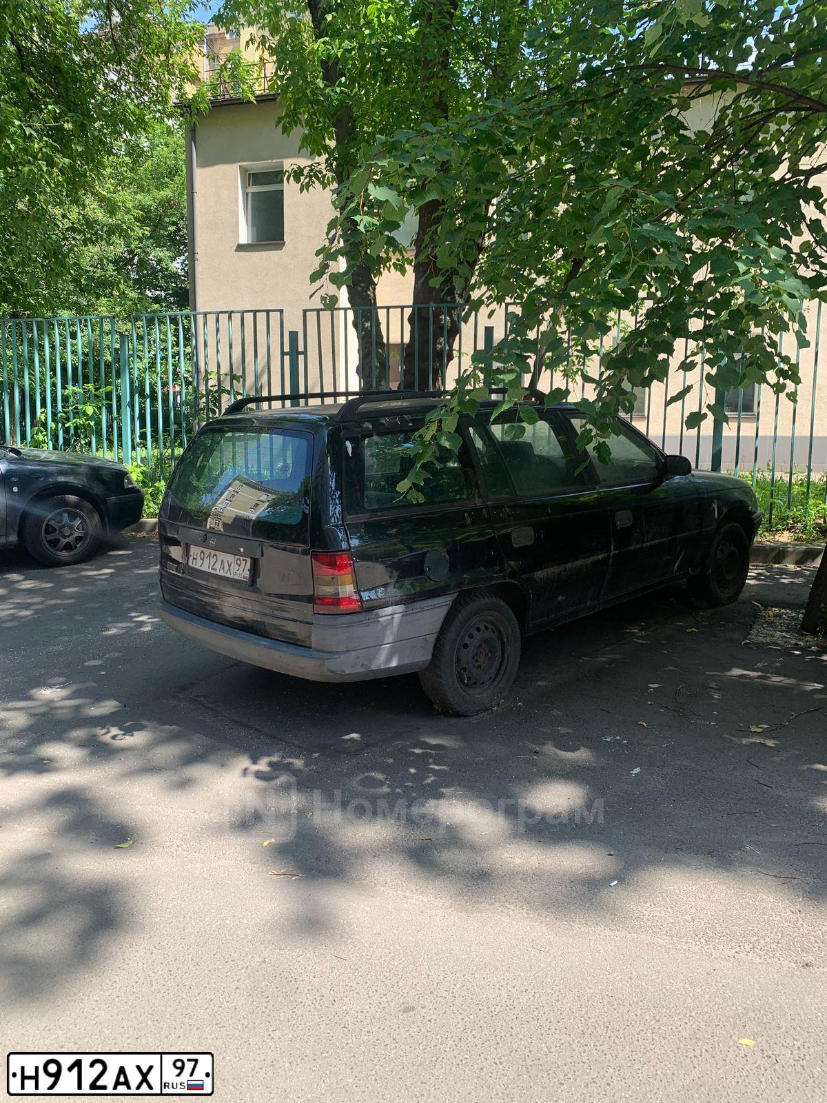 Фото автомобиля OPEL ASTRA, 1992 — госномер О615ХХ77. Цвет: ЧЕРНЫЙ