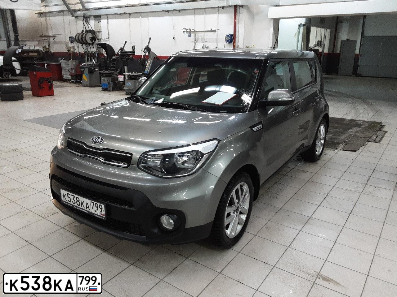 Фото автомобиля KIA SOUL, 2018 — госномер К538КА799. Цвет: ПЕРЛАМУТ-СЕРЕБРИСТЫЙ