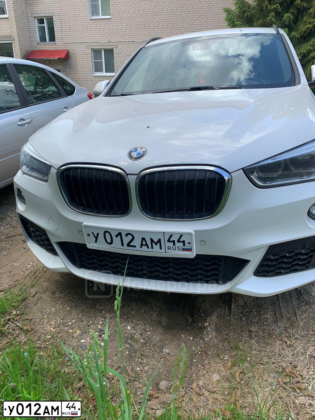 Фото автомобиля BMW X1, 2018 — госномер У012АМ44. Цвет: БЕЛЫЙ МЕТАЛЛИК