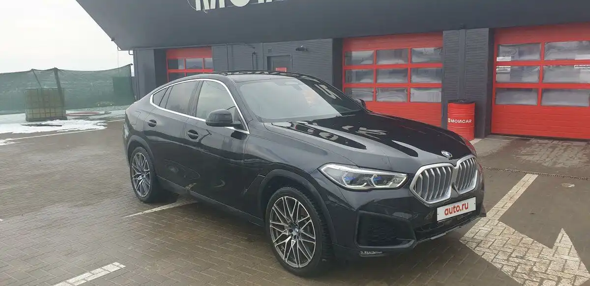 Фото автомобиля BMW X6, 2020 — госномер Е010ЕС01. Цвет: ЧЕРНЫЙ