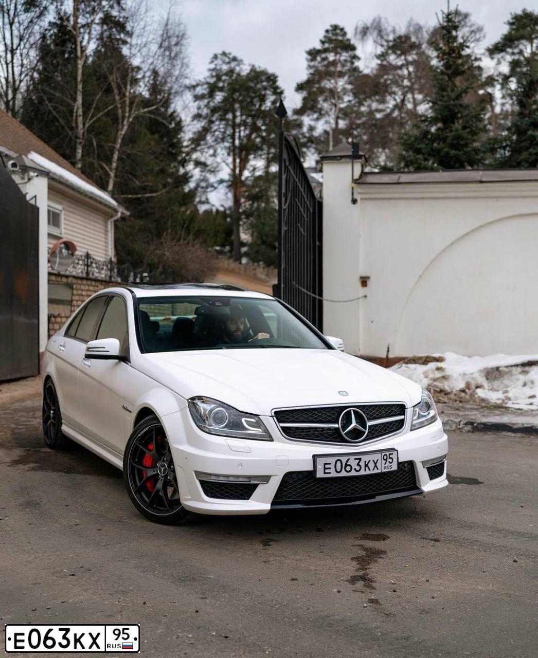 Фото автомобиля MERCEDES S-KLASSE, 2018 — госномер Е063КХ95. Цвет: Темно-зеленый
