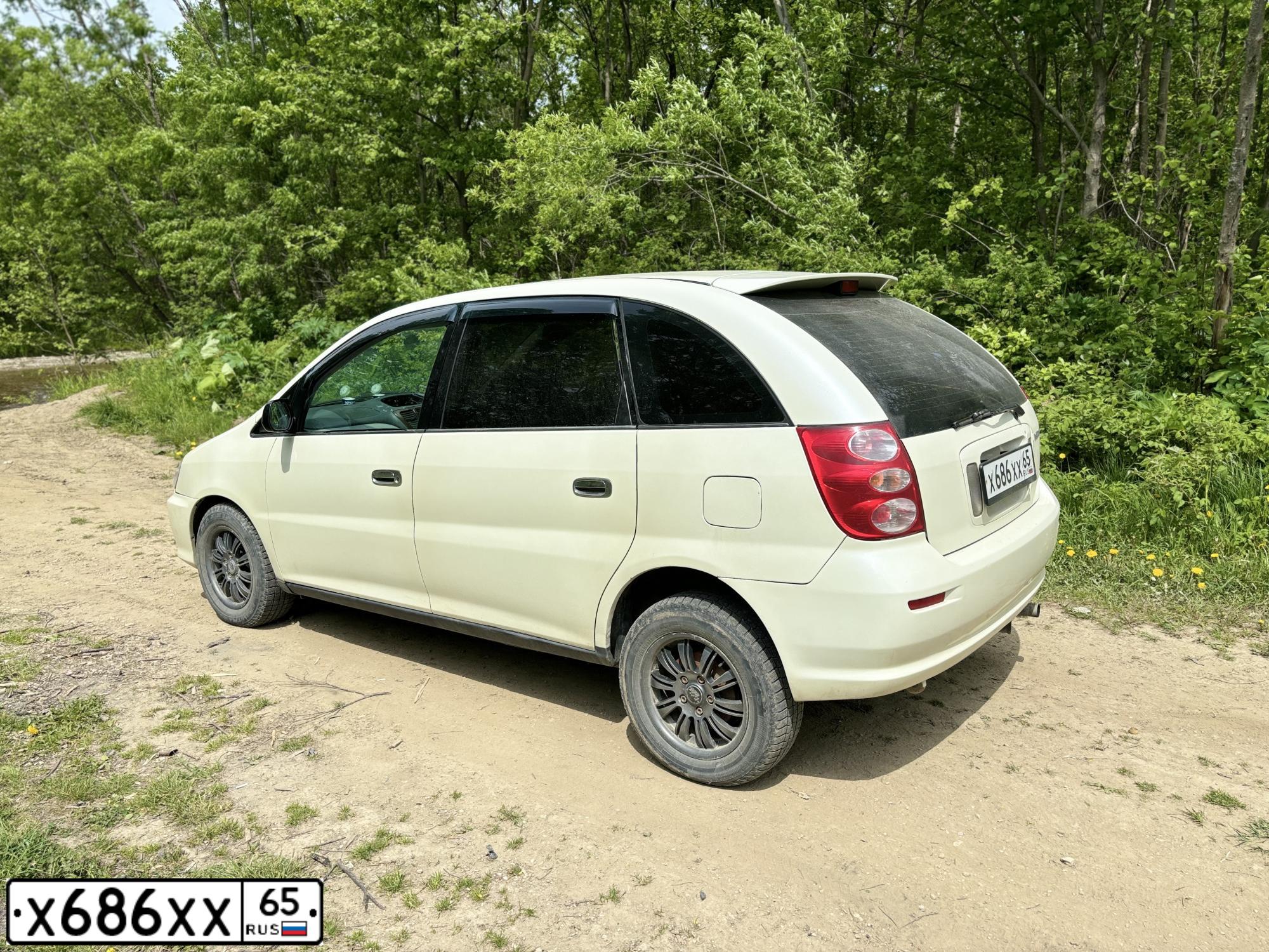 Фото автомобиля MITSUBISHI OUTLANDER, 2013 — госномер Н448НО65. Цвет: Серебристый