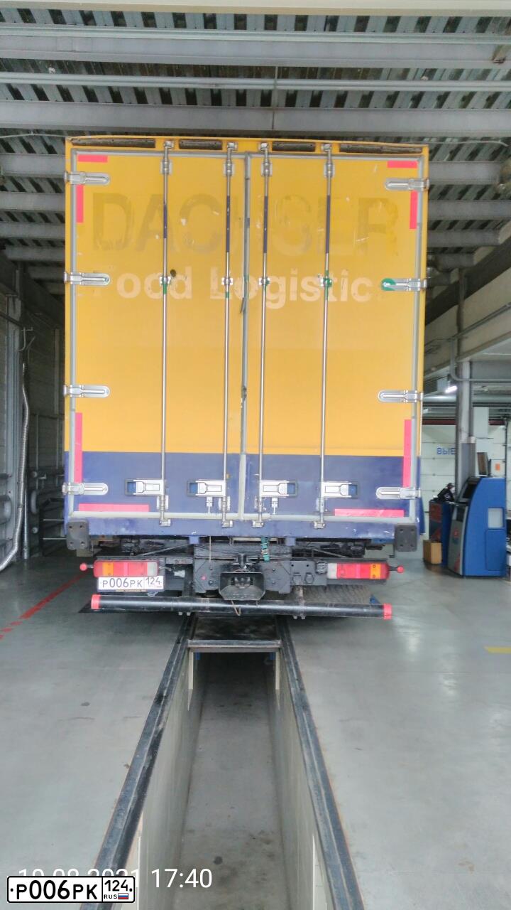 Фото автомобиля SCANIA SERIE R /6X2/, 2003 — госномер Р006РК124. Цвет: Белый