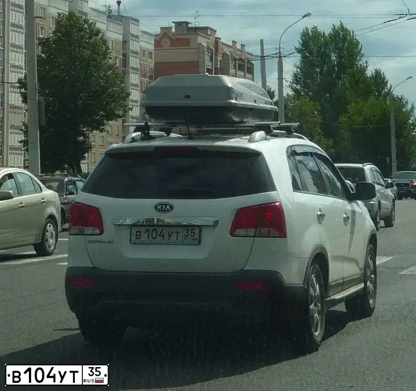 Фото автомобиля KIA SORENTO, 2012 — госномер В104УТ35. Цвет: Белый