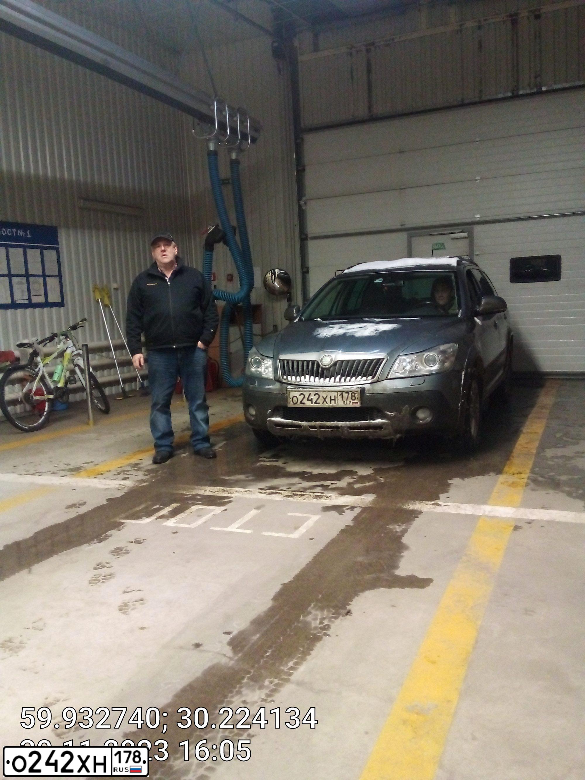 Фото автомобиля VOLKSWAGEN GOLF, 2009 — госномер С765ХМ178. Цвет: ЧЕРНЫЙ