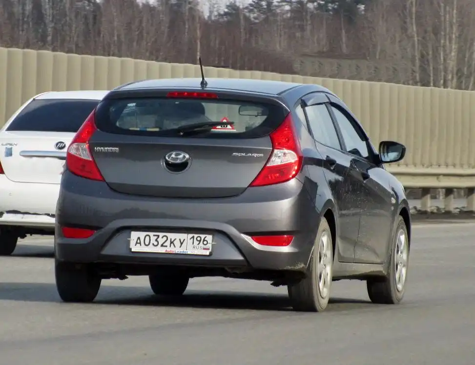 Фото автомобиля HYUNDAI SOLARIS, 2014 — госномер Р624СН186. Цвет: ТЕМНО-СЕРЫЙ