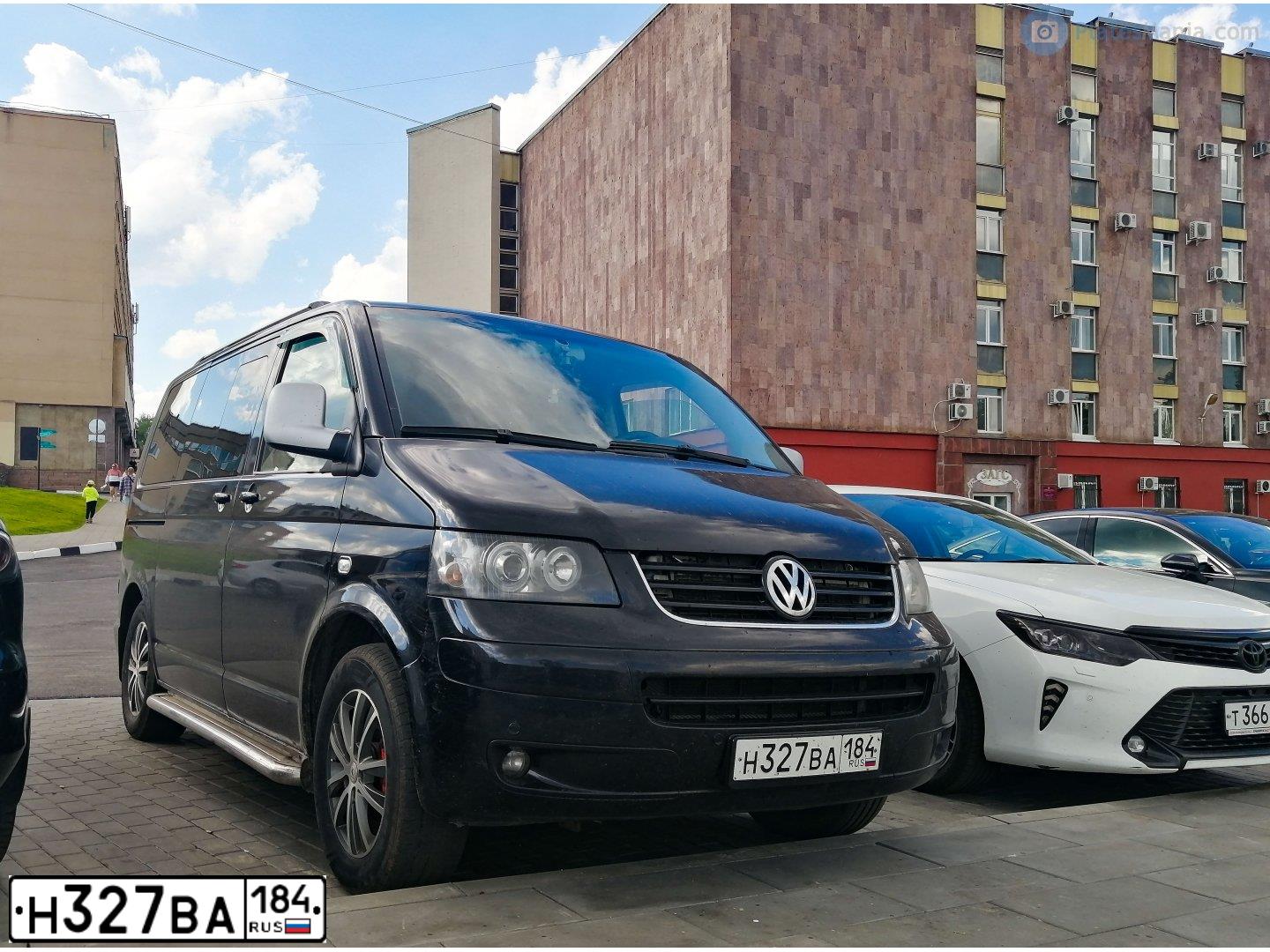 Фото автомобиля VOLKSWAGEN MULTIVAN, 2004 — госномер К488ОО750. Цвет: ЧЕРНЫЙ