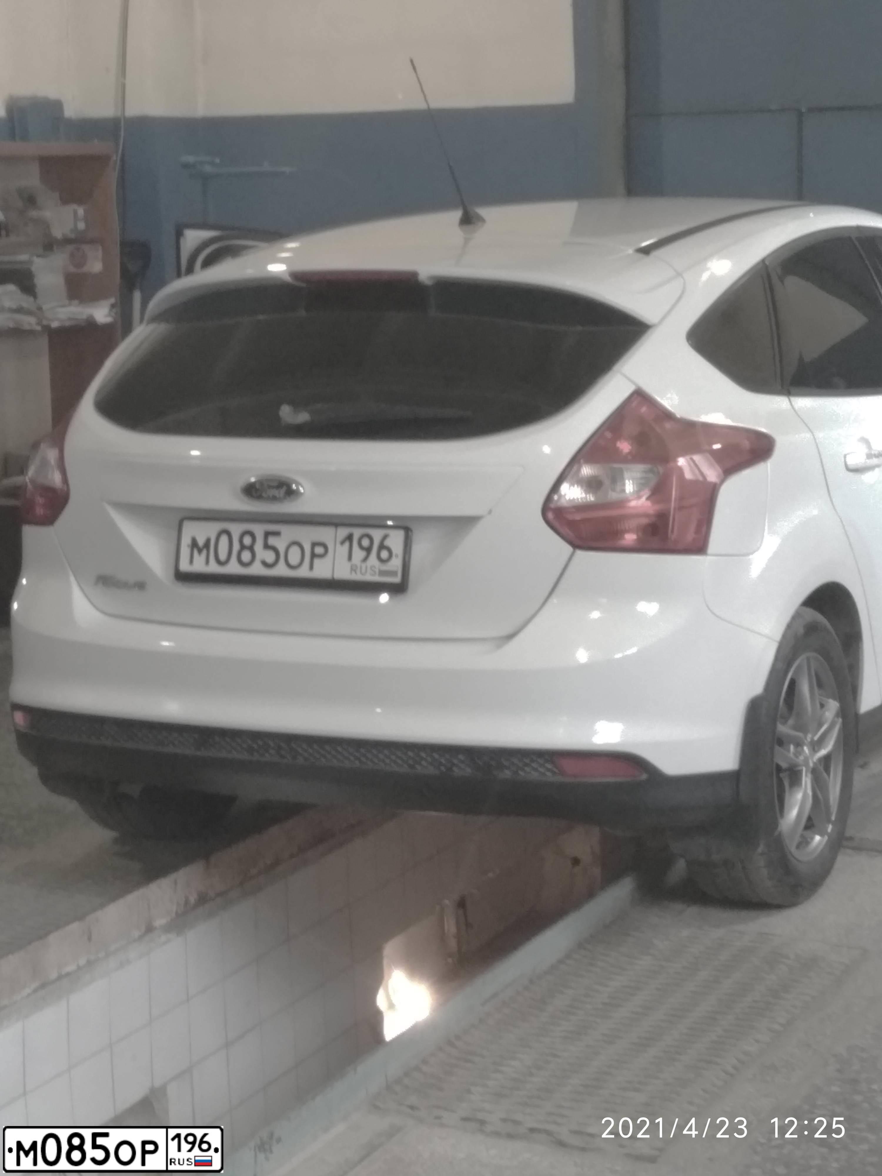 Фото автомобиля FORD FOCUS, 2013 — госномер С880ХЕ196. Цвет: Белый