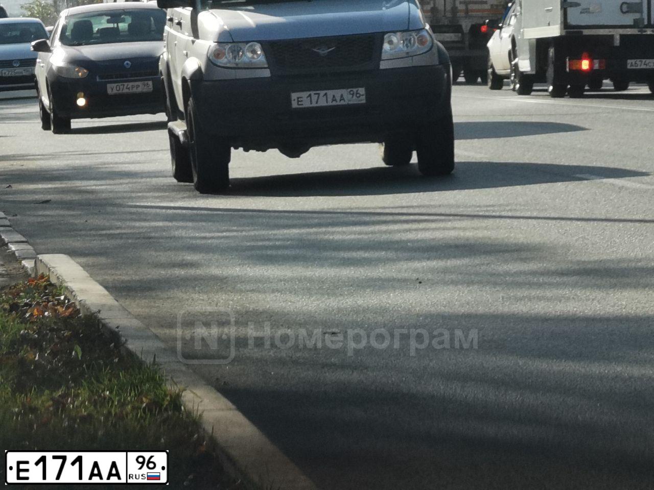 Фото автомобиля UAZ 3163 PATRIOT, 2009 — госномер Е171АА96. Цвет: СВЕТЛО-СЕРЫЙ