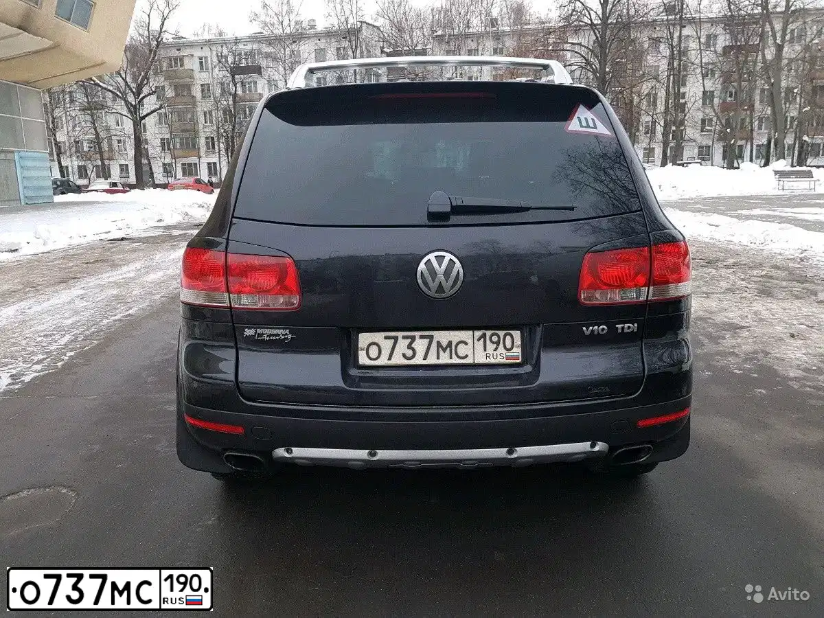 Фото автомобиля VOLKSWAGEN TOUAREG, 2004 — госномер О737МС190. Цвет: ЧЕРНЫЙ