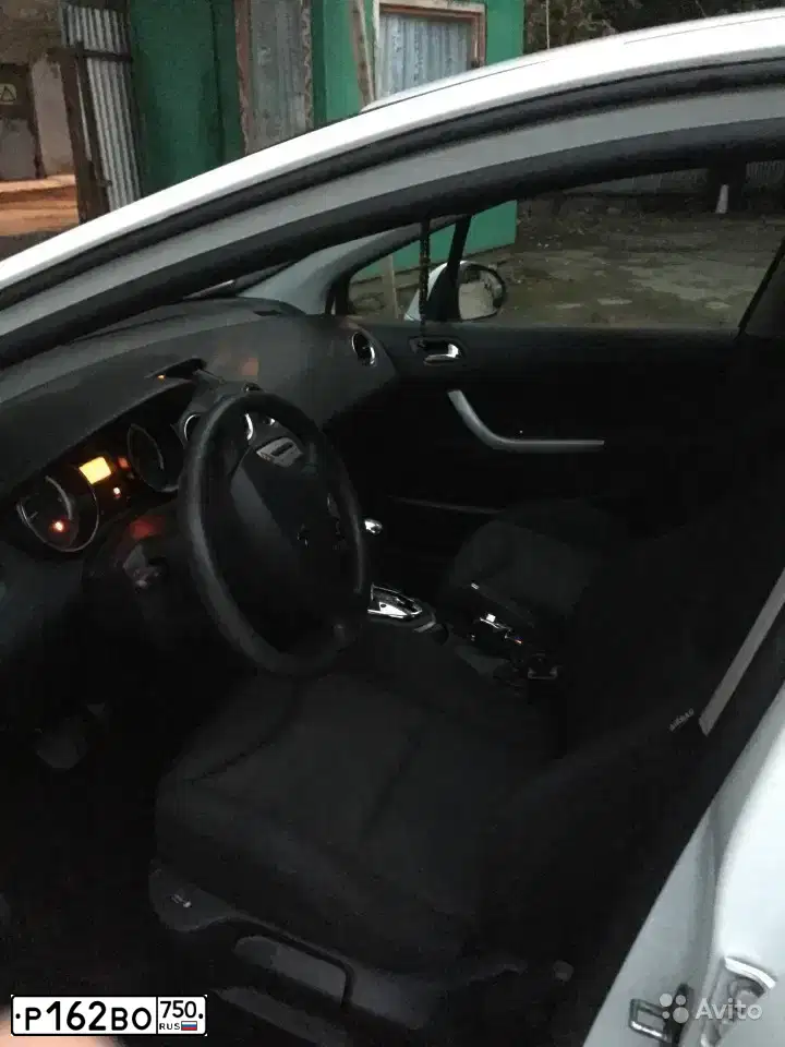 Фото автомобиля PEUGEOT 308, 2010 — госномер Х052АК197. Цвет: Белый