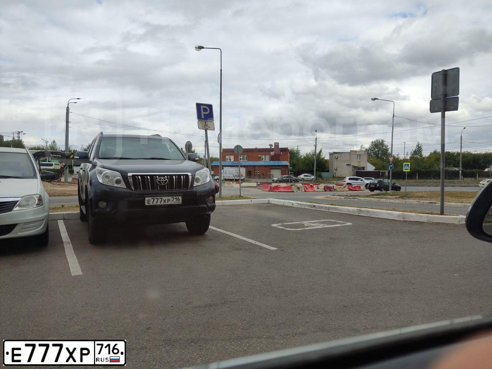 Фото автомобиля TOYOTA LANDCRUISER, 2013 — госномер К615КЕ797. Цвет: ТЕМНО-СЕРЫЙ
