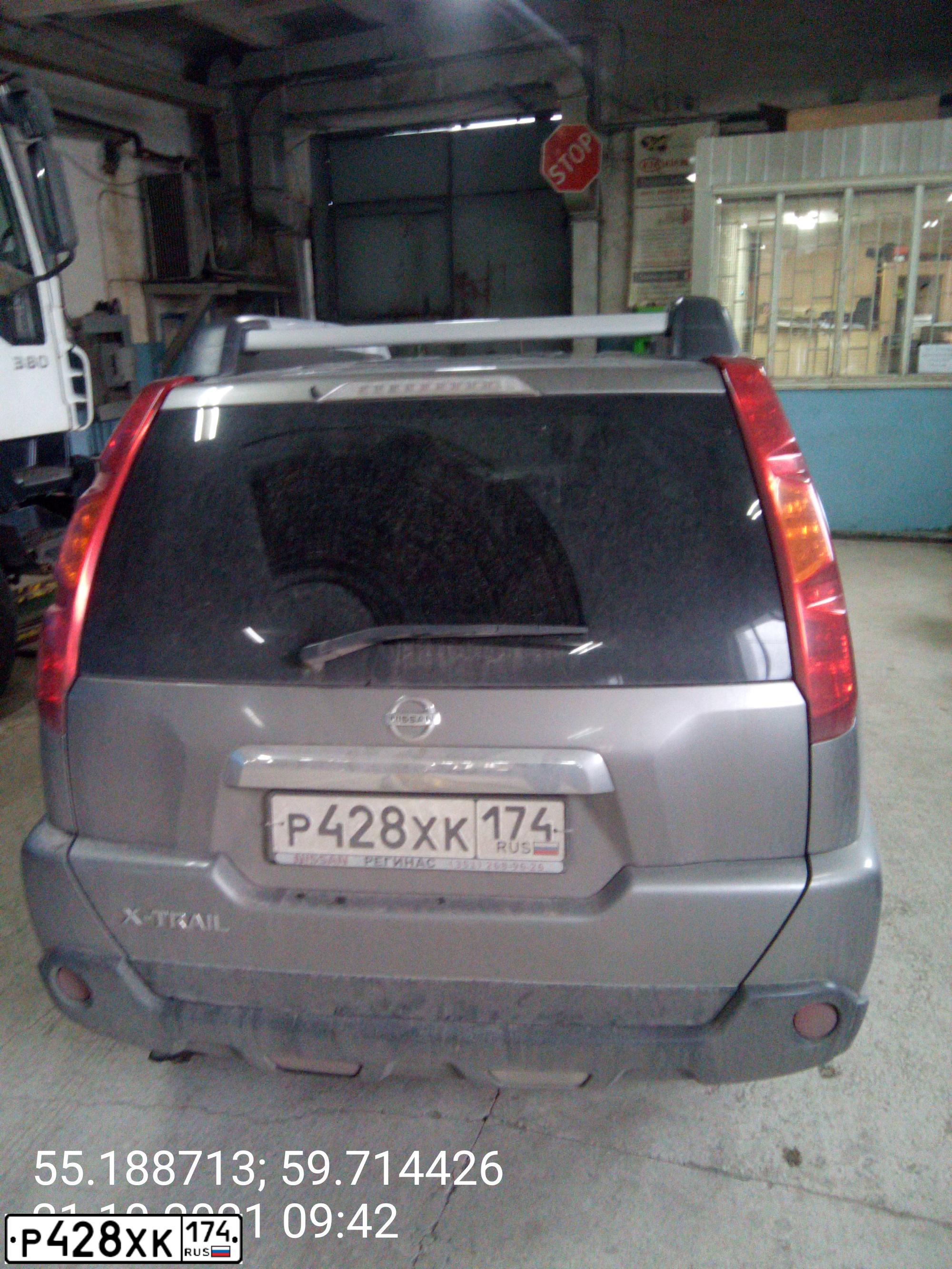 Фото автомобиля NISSAN X-TRAIL, 2008 — госномер Р428ХК174. Цвет: Серый
