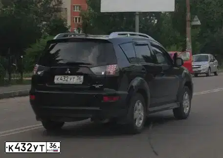 Фото автомобиля MITSUBISHI OUTLANDER, 2010 — госномер Е490ВА136. Цвет: ЧЕРНЫЙ