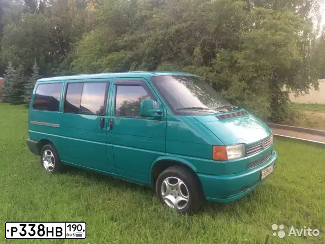 Фото автомобиля VOLKSWAGEN TRANSPORTER, 1990 — госномер Р338НВ190. Цвет: ЗЕЛЕНЫЙ