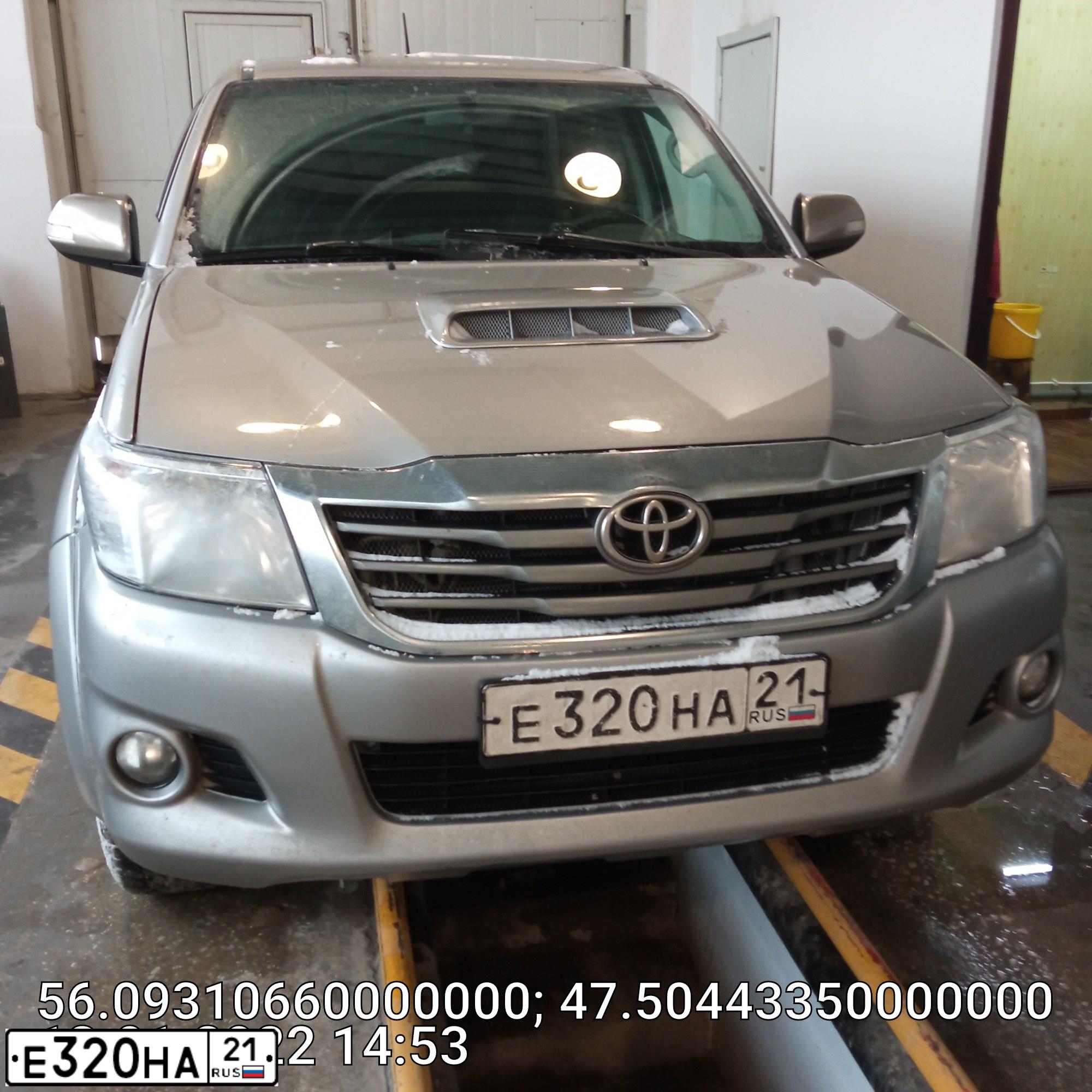 Фото автомобиля TOYOTA HILUX, 2014 — госномер В985НЕ30. Цвет: Серебристый