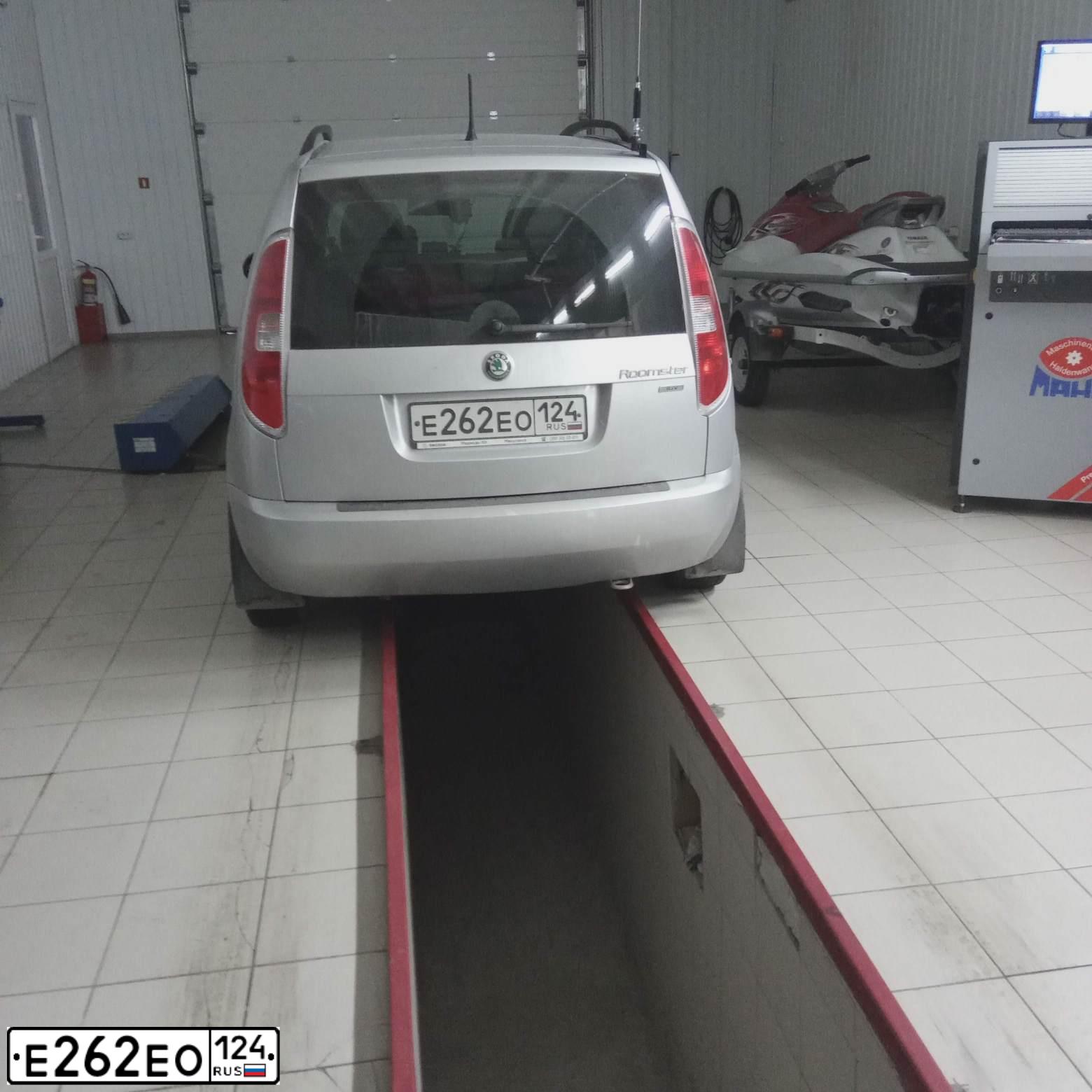 Фото автомобиля SKODA ROOMSTER, 2011 — госномер Е262ЕО124. Цвет: СЕРЕБРИСТЫЙ