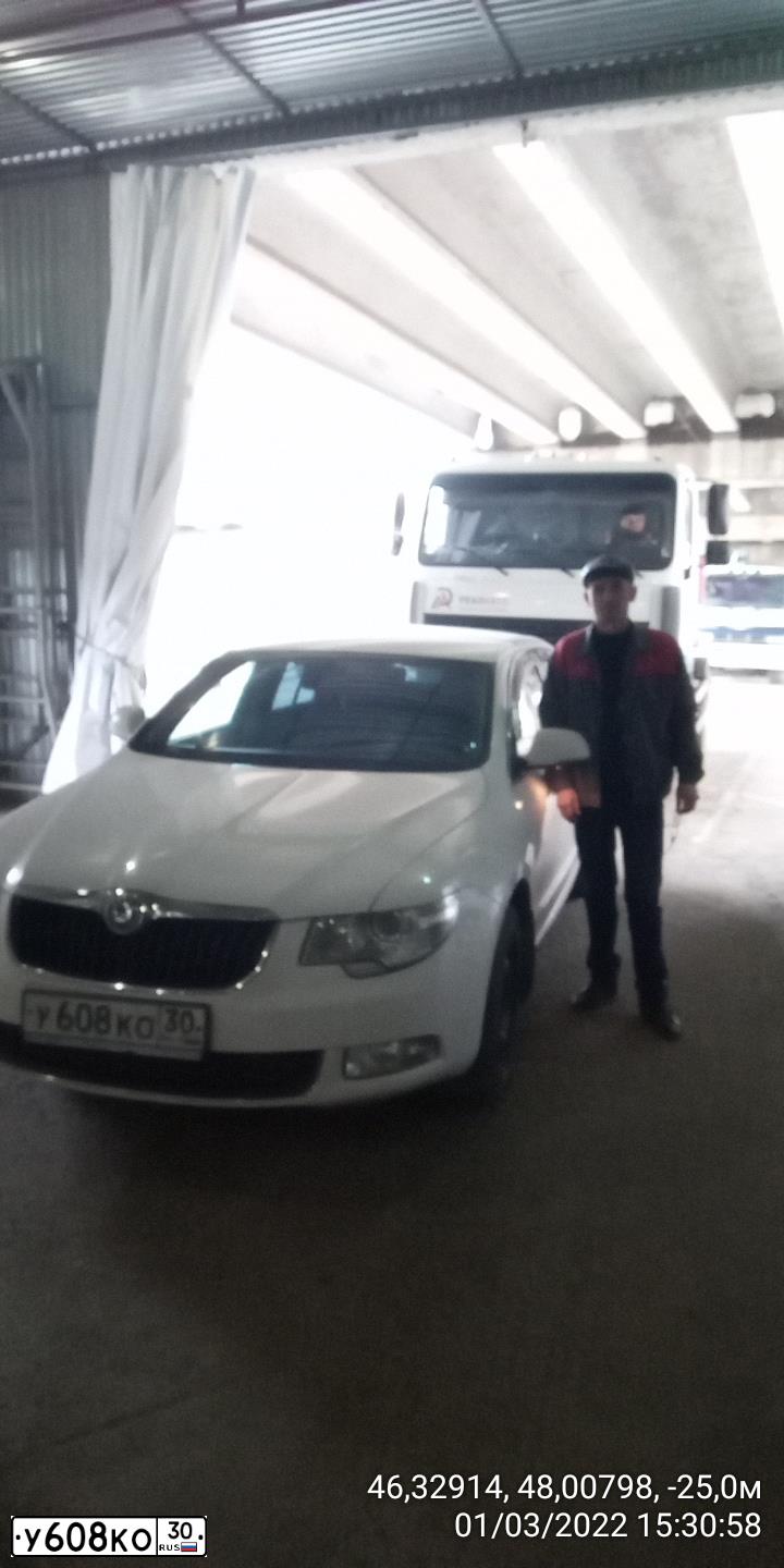 Фото автомобиля SKODA SUPERB, 2011 — госномер У608КО30. Цвет: БЕЛЫЙ