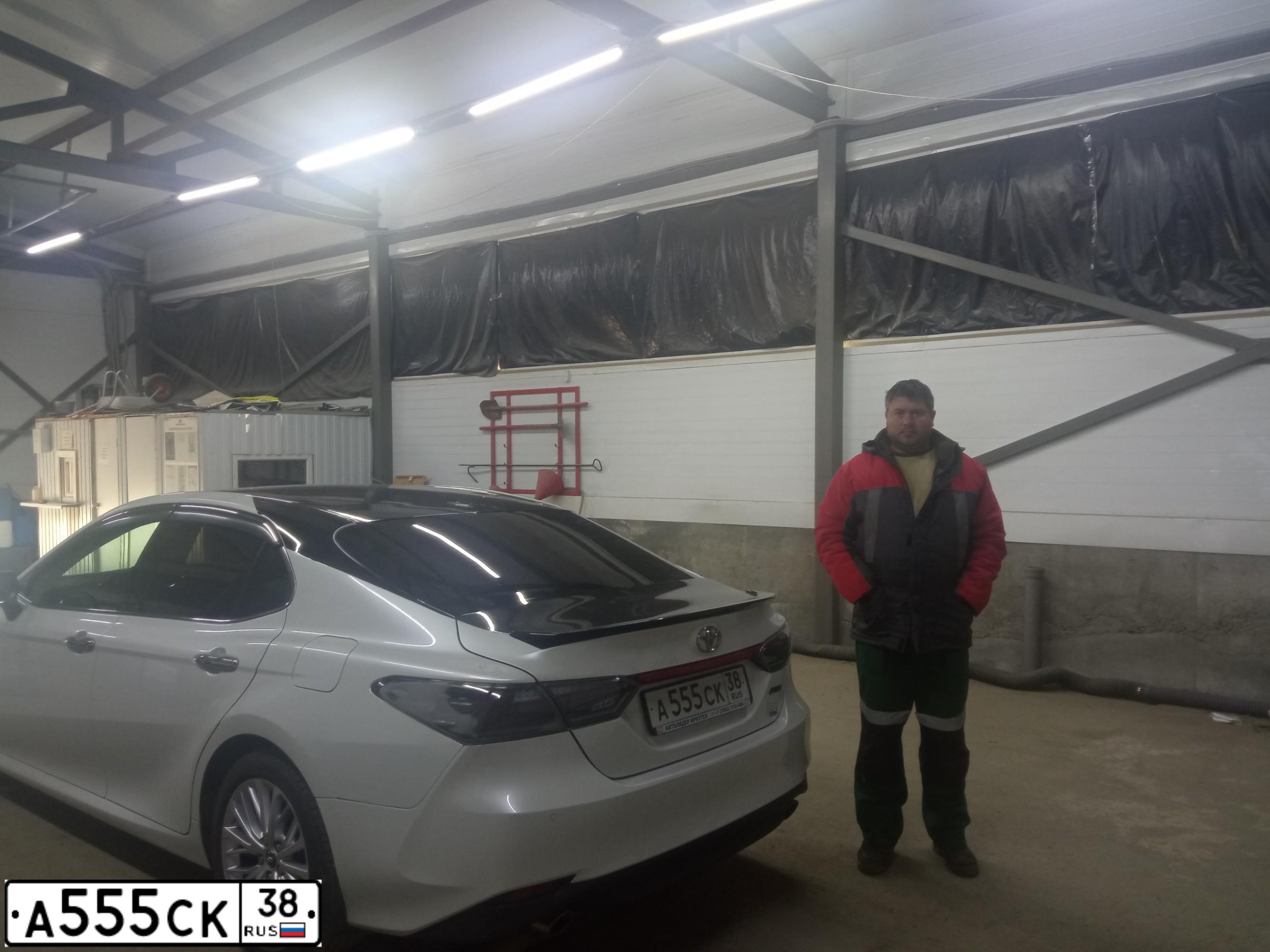 Фото автомобиля TOYOTA CAMRY, 2019 — госномер А555СК38. Цвет: БЕЛЫЙ ПЕРЛАМУТР