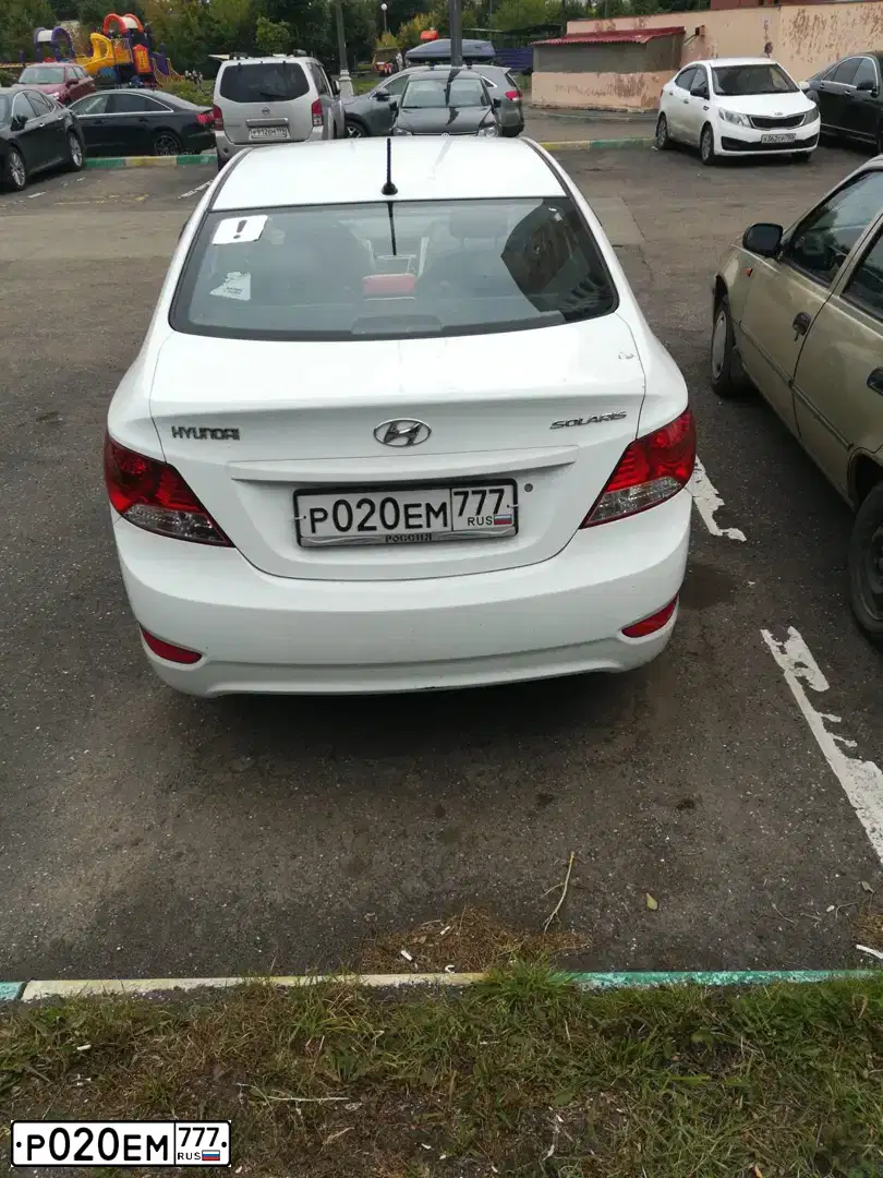 Фото автомобиля HYUNDAI SOLARIS, 2013 — госномер Р020ЕМ777. Цвет: Белый