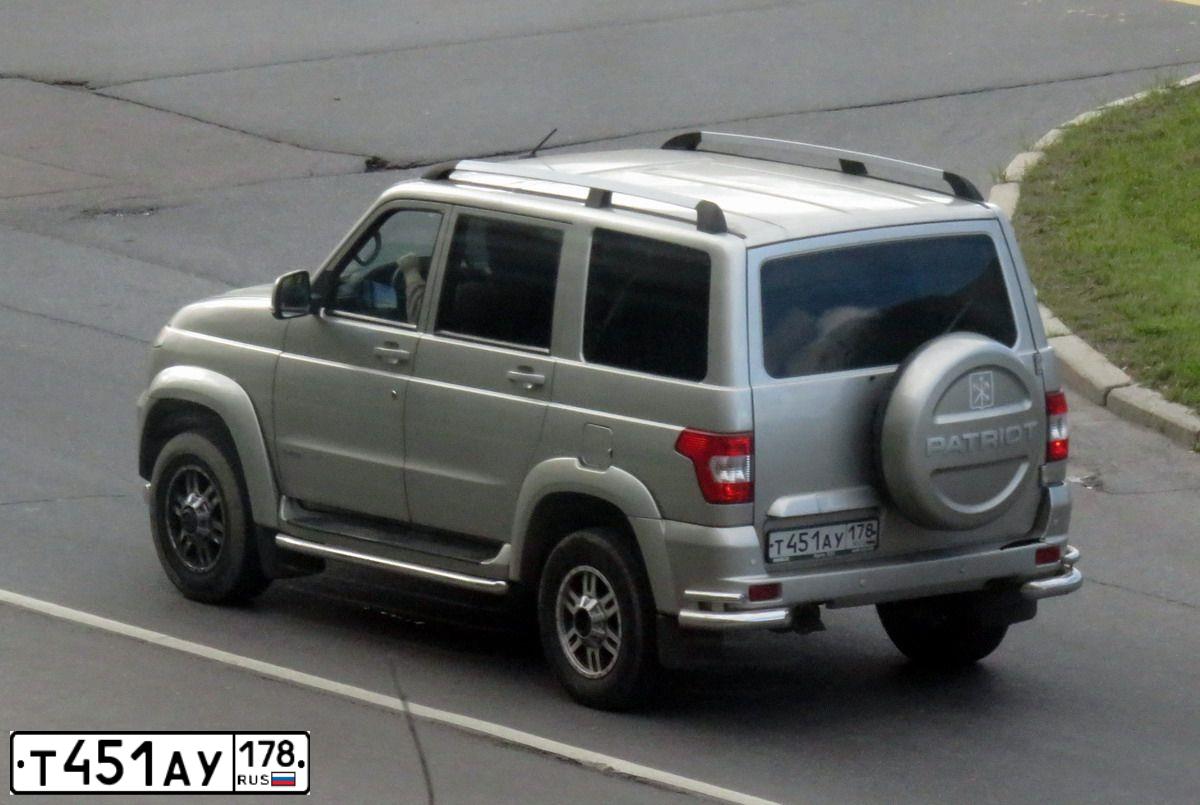 Фото автомобиля UAZ 3163 PATRIOT, 2014 — госномер Т451АУ178. Цвет: СЕРЕБ.ЖЕЛТ.МЕТАЛЛИК