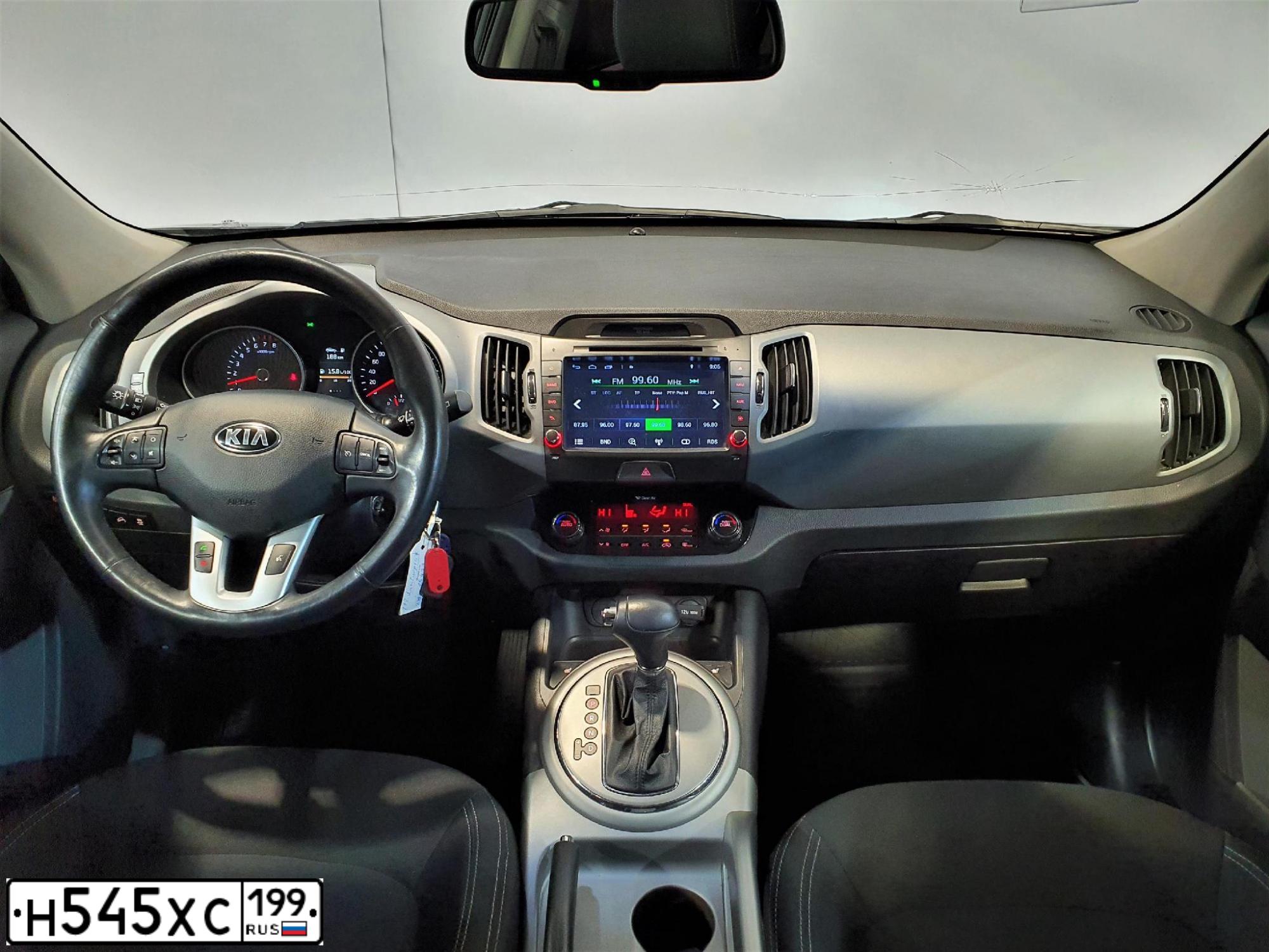 Фото автомобиля KIA SPORTAGE, 2010 — госномер Н545ХС199. Цвет: СЕРЫЙ СВЕТЛЫЙ