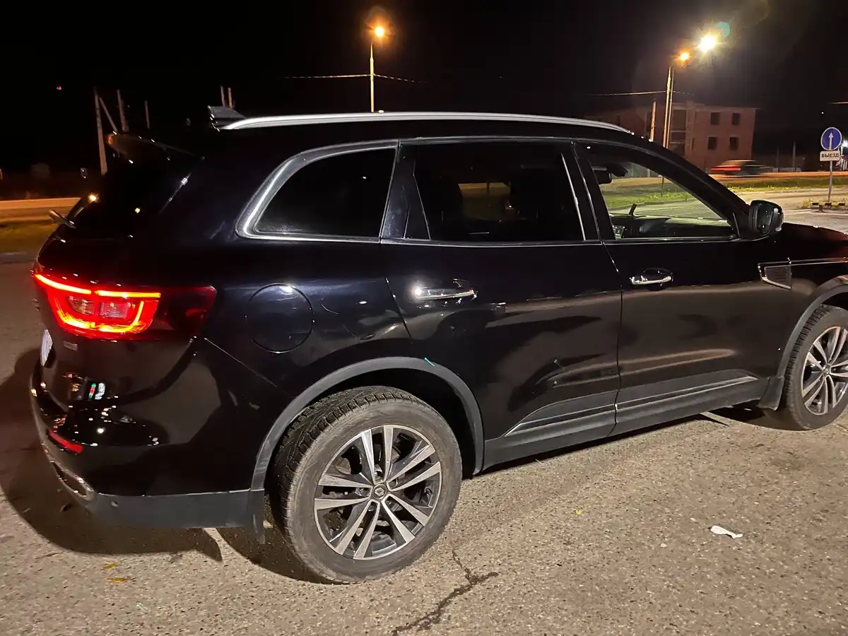 Фото автомобиля RENAULT KOLEOS, 2018 — госномер К842ОУ799. Цвет: ЧЕРНЫЙ
