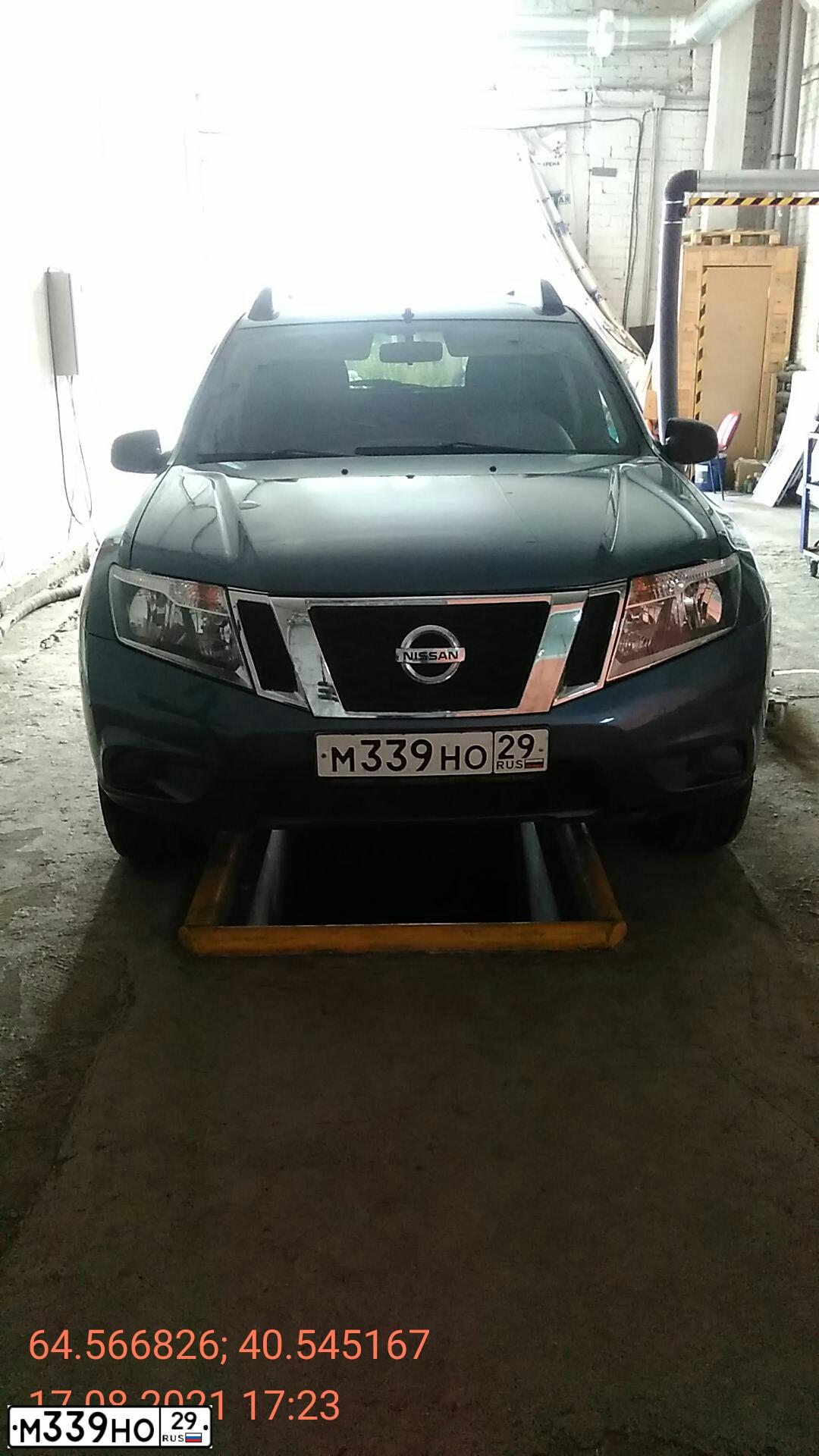 Фото автомобиля NISSAN TERRANO, 2015 — госномер М497ВВ29. Цвет: синий