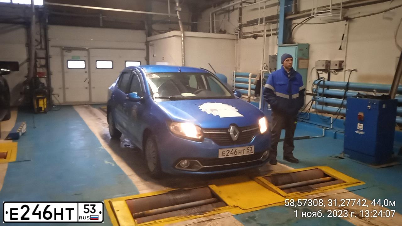 Фото автомобиля RENAULT LOGAN, 2015 — госномер Е246НТ53. Цвет: СВЕТЛО-СИНИЙ
