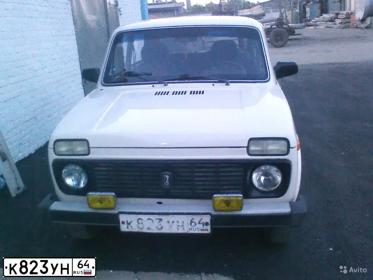 Фото автомобиля VOLKSWAGEN GOLF, 1999 — госномер М002УВ64. Цвет: Красный