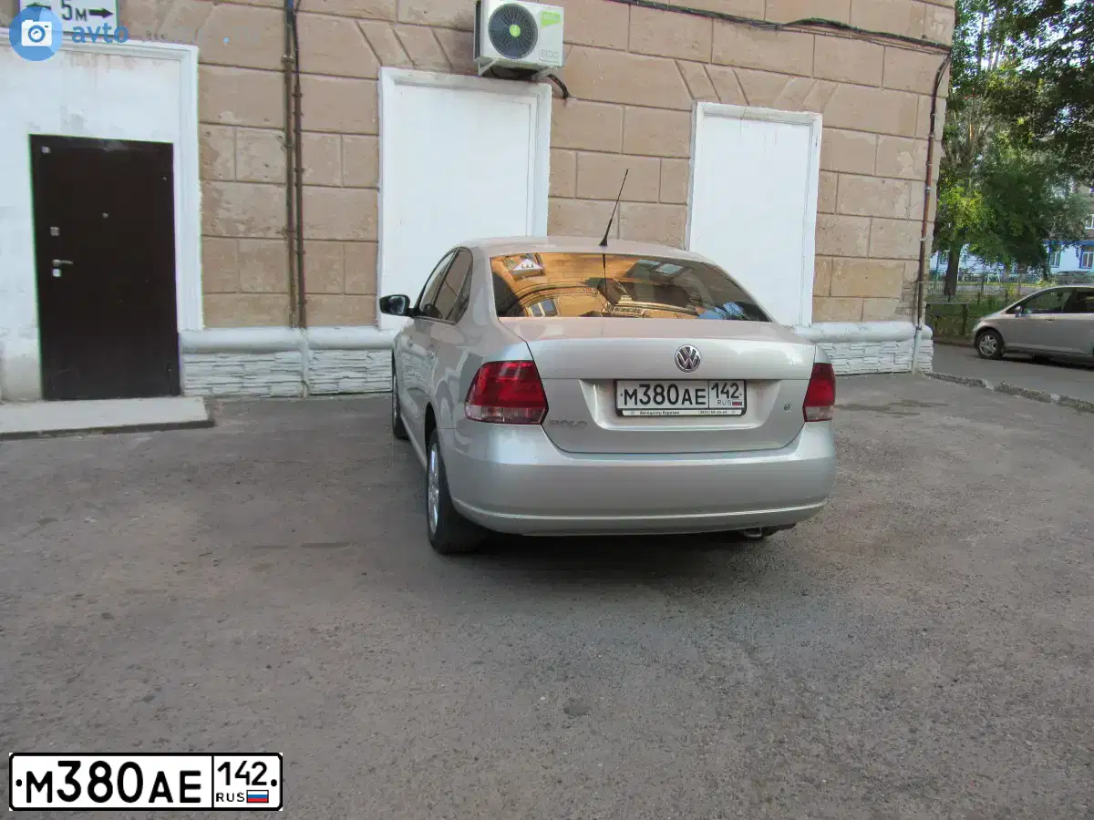 Фото автомобиля VOLKSWAGEN POLO, 2011 — госномер М380АЕ142. Цвет: СЕРЕБРИСТО-ЖЕЛТЫЙ